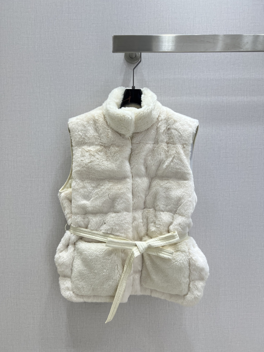 NO:567850,Comes with a dust bag. Highly recommended. MON*2025 new autumn and winter style. Plush sleeveless vest jacket. Overall warm effect. Unique design. Casual and fashionable. Perfect embellishment with classic logo. Two colors. Size 1234. High quality ABC, jackets & coats, alexander wang.19860909配防尘袋强烈推荐 MON*2025秋冬新款 毛绒绒无袖马甲外套 整体保暖效果拉满,独特设计款 休闲时尚,经典logo完美点缀 两个色 1234码 高品质ABC,,jackets & coats,alexander wang,Women's clothing