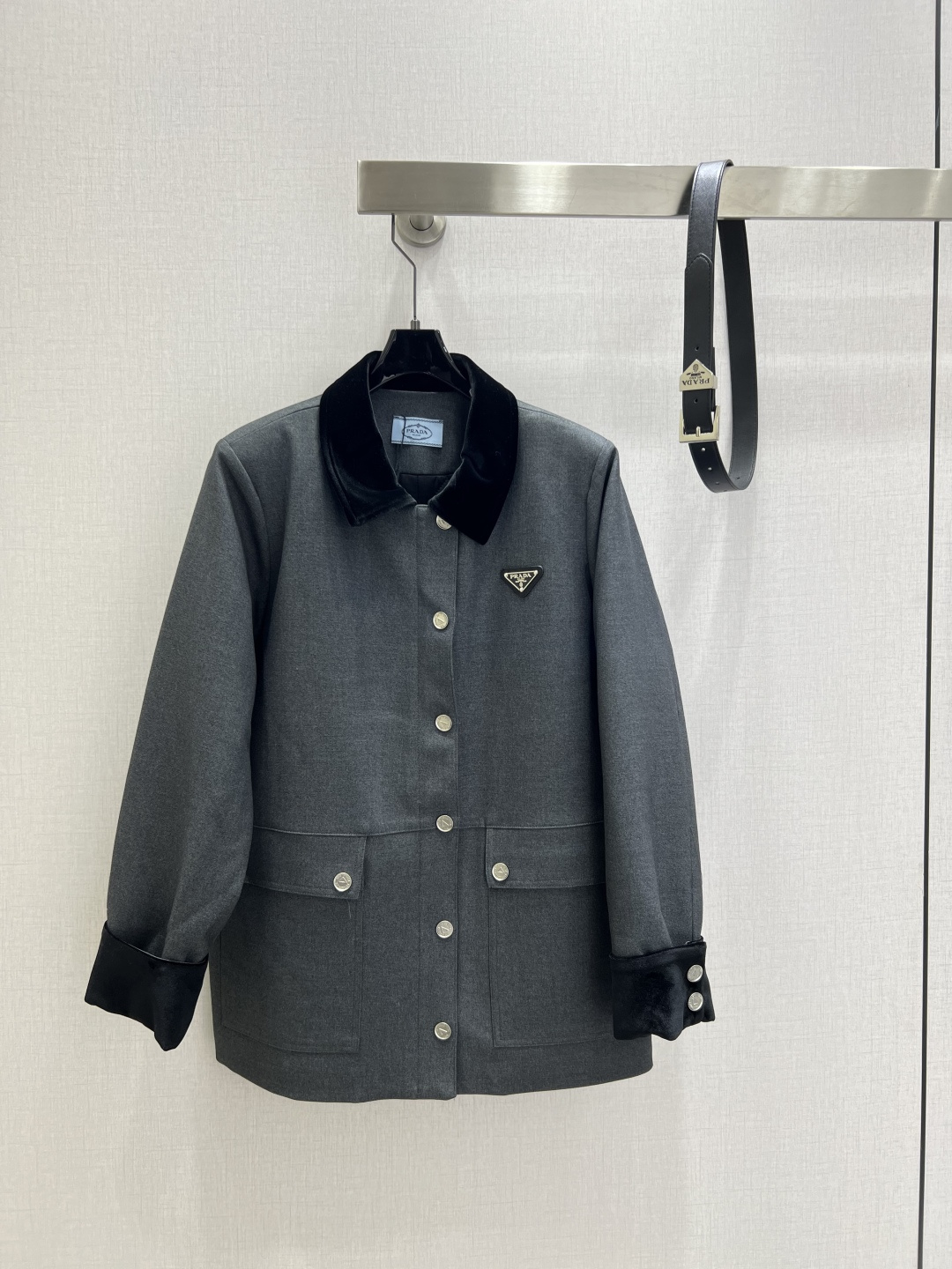 NO:569799,Highly recommended PRA* 2025 autumn and winter new style lapel belt suit jacket. The lapel and cuffs are stitched with contrasting velvet fabrics, high-end and elegant, classic triangle logo, loose suit style with belt, two colors SML code. High quality ABC, prada, jackets & coats, business suit, alexander wang19860909强烈推荐 PRA*2025秋冬新款 翻领腰带西装外套 翻领和袖口撞色丝绒面料拼接高端大气,钉经典三角标,宽松西装版型搭配皮带,两个色 SML码 高品质ABC,,prada,jackets & coats,business suit,alexander wang,Women's clothing