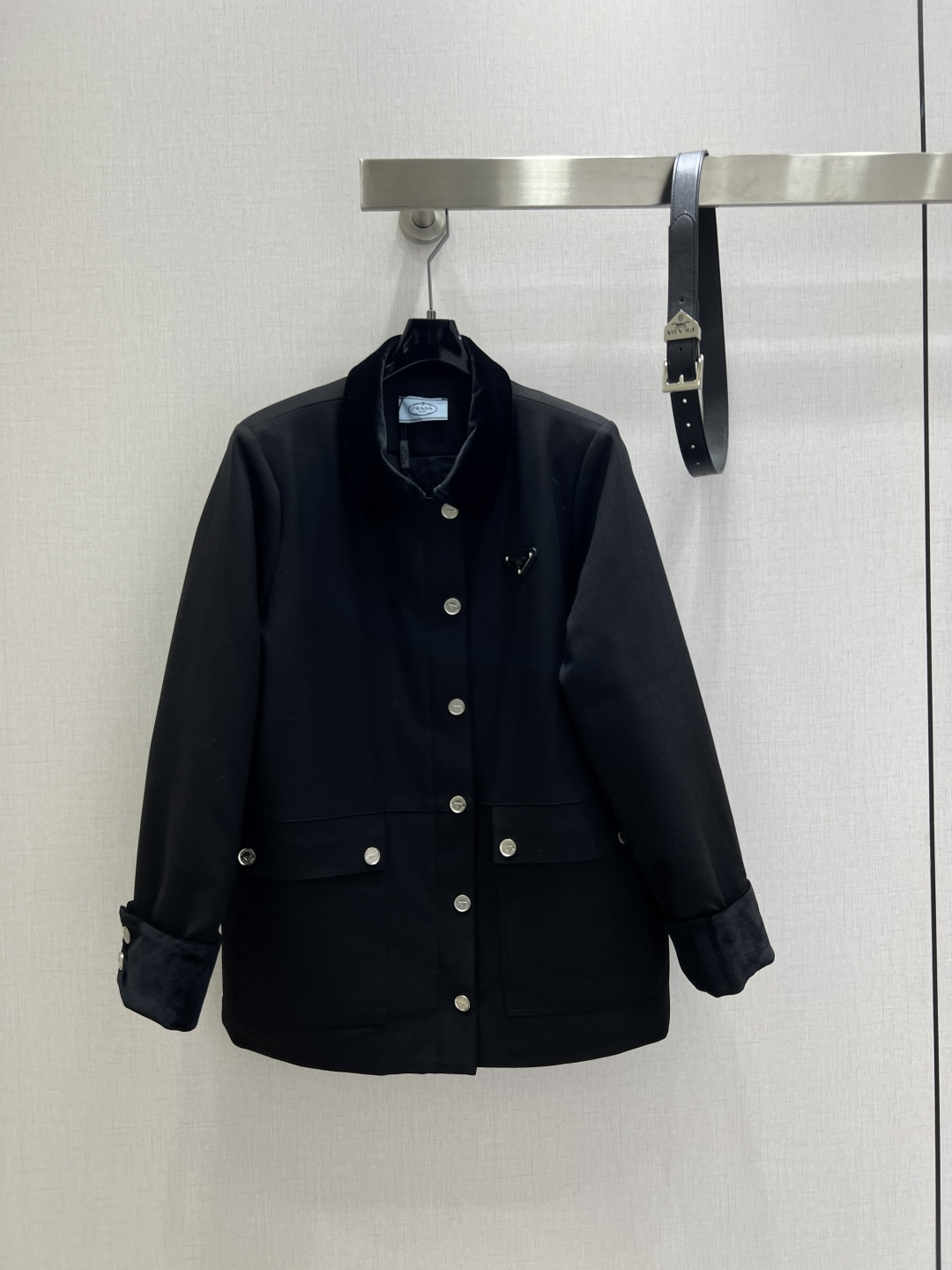 NO:569810,Highly recommended PRA* 2025 autumn and winter new style lapel belt suit jacket. The lapel and cuffs are stitched with contrasting velvet fabrics, high-end and elegant, classic triangle logo, loose suit style with belt, two colors SML code. High quality ABC, prada, jackets & coats, business suit, alexander wang19860909强烈推荐 PRA*2025秋冬新款 翻领腰带西装外套 翻领和袖口撞色丝绒面料拼接高端大气,钉经典三角标,宽松西装版型搭配皮带,两个色 SML码 高品质ABC,,prada,jackets & coats,business suit,alexander wang,Women's clothing