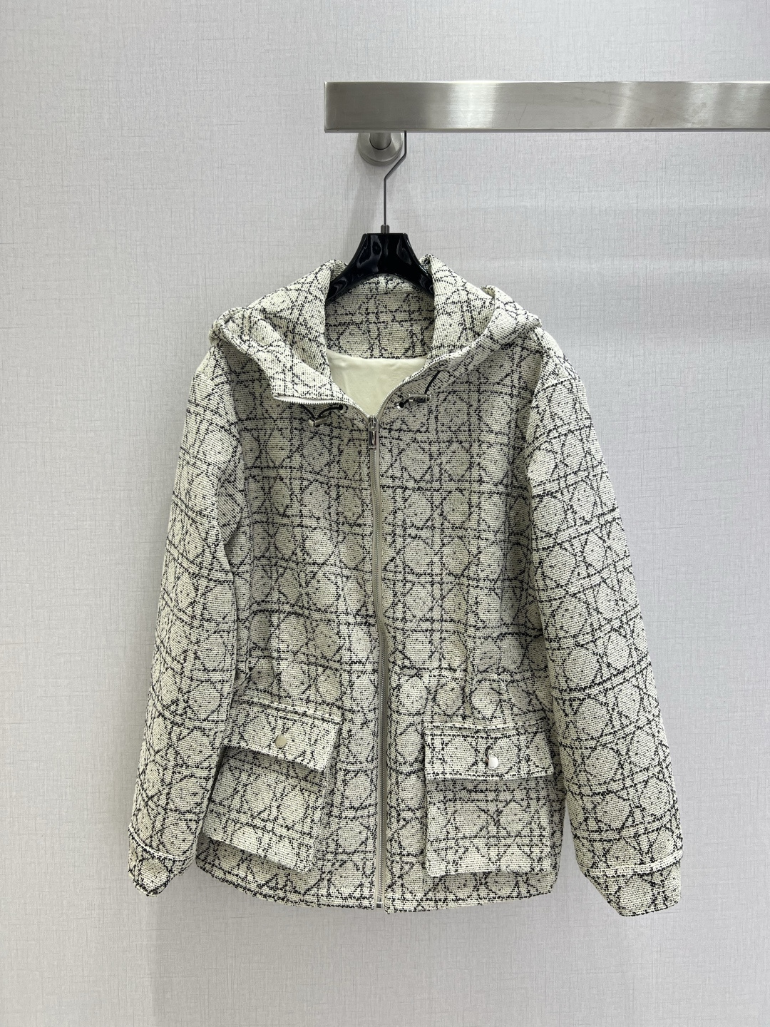 NO:576063,Highly recommended DIO* 2025 new autumn and winter hooded cannage slub jacket. The texture is obvious and the texture is superior. Create a model of celebrity style. Casual details and elegant atmosphere collide to highlight the brand style. Show luxury without losing temperament. Rich details. Ready-to-wear to achieve the ultimate texture. The first choice for fashionable and refined wear in all seasons. A fashionable jacket that can be salty or sweet. Two colors SML code. High quality ABC, dior, jackets & coats, hats, alexander wang19860909强烈推荐 DIO*2025秋冬新款 连帽藤格粗纺外套 肌理明显 质感上乘 打造名媛风典范 休闲感细节与优雅气息碰撞 凸显品牌格调 尽显奢华又不失气质 丰富细节 成衣将质感做到极致 四季时髦精穿搭首选 一款可盐可甜时髦外套 两个色 SML码 高品质ABC,,dior,jackets & coats,hats,alexander wang,Women's clothing