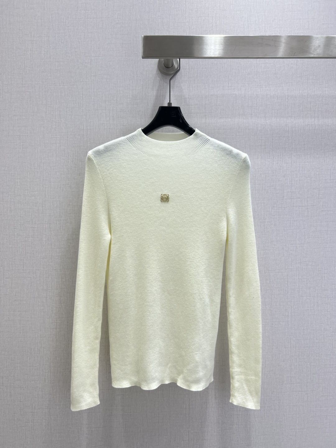 NO:576065,Highly recommended LOW*2025 new autumn and winter wool metal long-sleeved top. The texture is delicate and soft. A classic age-reducing item!  The pattern doesn’t make your upper body look slimmer!  A perfect item that Bai Fumei must buy. The texture is superb and the workmanship is perfect!  Grab the spot now and get the big orders!  Three colors SML code high quality ABC, alexander wang19860909强烈推荐 LOW*2025秋冬新款 羊毛金属长袖上衣 质感细腻软糯.经典减龄单品！版型不挑人上身巨显瘦！白富美必收的完美单品.质感超赞完美做工品质！现货开抢 大单子甩过来！三个色 SML码 高品质ABC,,alexander wang,Women's clothing