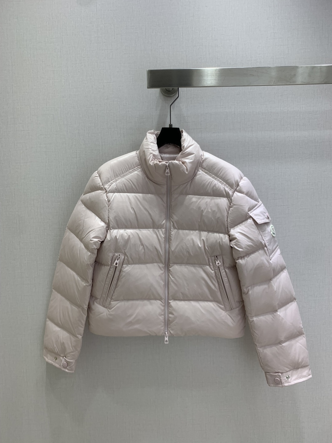 NO:569818,Comes with a dust bag. Highly recommended. MON*2025 new autumn and winter style. Pocket down long-sleeved jacket. Overall warm effect. Uniquely designed down jacket. Casual and fashionable. Perfect embellishment with classic logo. Three colors. 1234 yards. High quality ABC, jackets & coats, down jacket, alexander wang.19860909配防尘袋强烈推荐 MON*2025秋冬新款 口袋羽绒长袖外套 整体保暖效果拉满,独特设计款羽绒服 休闲时尚,经典logo完美点缀 三个色 1234码 高品质ABC,,jackets & coats,down jacket,alexander wang,Women's clothing