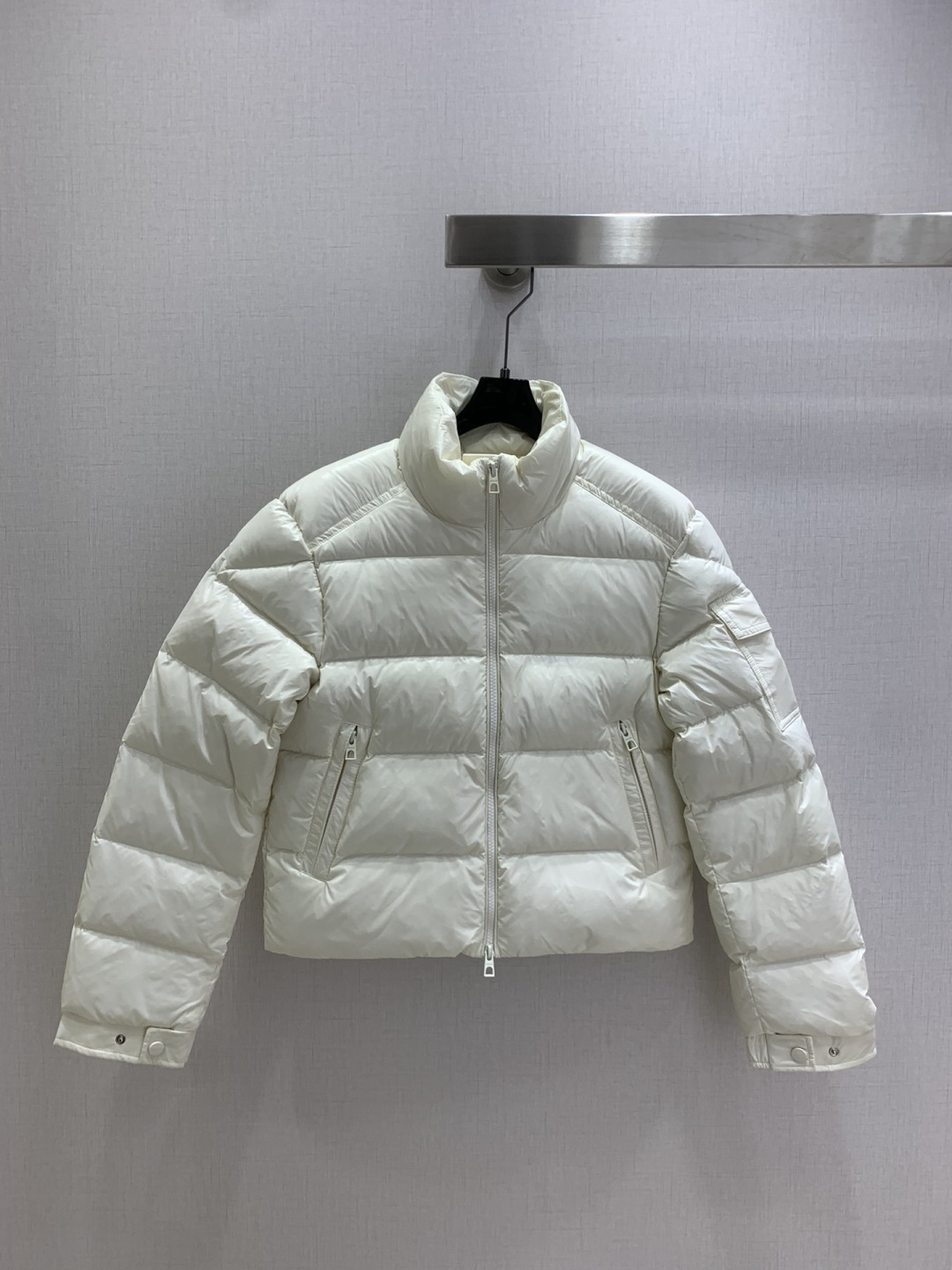 NO:569828,Comes with a dust bag. Highly recommended. MON*2025 new autumn and winter style. Pocket down long-sleeved jacket. Overall warm effect. Uniquely designed down jacket. Casual and fashionable. Perfect embellishment with classic logo. Three colors. 1234 yards. High quality ABC, jackets & coats, down jacket, alexander wang.19860909配防尘袋强烈推荐 MON*2025秋冬新款 口袋羽绒长袖外套 整体保暖效果拉满,独特设计款羽绒服 休闲时尚,经典logo完美点缀 三个色 1234码 高品质ABC,,jackets & coats,down jacket,alexander wang,Women's clothing