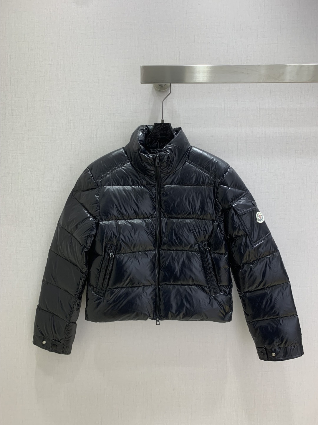 NO:569837,Comes with a dust bag. Highly recommended. MON*2025 new autumn and winter style. Pocket down long-sleeved jacket. Overall warm effect. Uniquely designed down jacket. Casual and fashionable. Perfect embellishment with classic logo. Three colors. 1234 yards. High quality ABC, jackets & coats, down jacket, alexander wang.19860909配防尘袋强烈推荐 MON*2025秋冬新款 口袋羽绒长袖外套 整体保暖效果拉满,独特设计款羽绒服 休闲时尚,经典logo完美点缀 三个色 1234码 高品质ABC,,jackets & coats,down jacket,alexander wang,Women's clothing