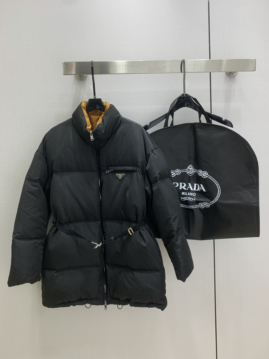 NO:569845,Comes with dust bag, highly recommended PRA*2025 new autumn and winter belt logo down jacket, full of overall warmth, regular style down jacket, casual and fashionable, perfect embellishment with classic logo, comes with dust bag, one color SML code, high quality AB,, prada, jackets & coats, down jacket, alexander wang19860909配防尘袋强烈推荐 PRA*2025秋冬新款 腰带徽标羽绒外套 整体保暖效果拉满,常规款羽绒服 休闲时尚,经典logo完美点缀 配防尘袋 一个色 SML码 高品质AB,,prada,jackets & coats,down jacket,alexander wang,Women's clothing