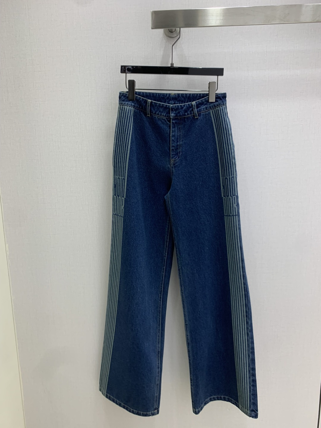 NO:569852,Highly recommended DIO* 2025 new autumn and winter double-pocket denim jacket letter printed denim trousers, separate batches, high-end production ~ super fashionable new denim denim, enzyme-washed personalized color upper body, cool and sassy. Made of customized high-quality twill cotton washed denim fabric, fine texture, natural cotton feel, both muscular and soft, enzyme-washed color is not picky, classic color, super beautiful!  The details and workmanship are super good. New products are in stock. Unboxing and grabbing. Coat collar disassembly. One color. SMLXL code. High quality, dior, jackets & coats, alexander wang.19860909强烈推荐 DIO*2025秋冬新款 双口袋牛仔外套字母印花牛仔长裤 分开批 高版出品~超时髦新款丹宁牛仔 酵洗个性色调上身又酷又飒爽 采用定制高品质斜纹棉质水洗牛仔面料,纹理细腻,棉感自然,既有筋骨感又不失柔软,酵洗色不挑人的经典色,超级漂亮！细节做工超级好,新品现货开箱开抢 外套领口拆卸 一个色 SMLXL码 高品,,dior,jackets & coats,alexander wang,Women's clothing