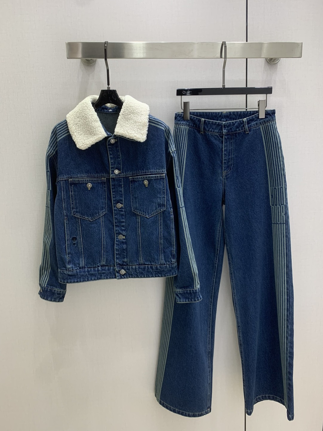 NO:569820,Highly recommended DIO* 2025 new autumn and winter double-pocket denim jacket letter printed denim trousers, separate batches, high-end production ~ super fashionable new denim denim, enzyme-washed personalized color upper body, cool and sassy. Made of customized high-quality twill cotton washed denim fabric, fine texture, natural cotton feel, both muscular and soft, enzyme-washed color is not picky, classic color, super beautiful!  The details and workmanship are super good, new products are in stock, open the box and grab them. The jacket collar is disassembled. One color, SMLXL code. High quality outerwear, dior, jackets & coats, alexander wang19860909强烈推荐 DIO*2025秋冬新款 双口袋牛仔外套字母印花牛仔长裤 分开批 高版出品~超时髦新款丹宁牛仔 酵洗个性色调上身又酷又飒爽 采用定制高品质斜纹棉质水洗牛仔面料,纹理细腻,棉感自然,既有筋骨感又不失柔软,酵洗色不挑人的经典色,超级漂亮！细节做工超级好,新品现货开箱开抢 外套领口拆卸 一个色 SMLXL码 高品质外,,dior,jackets & coats,alexander wang,Women's clothing