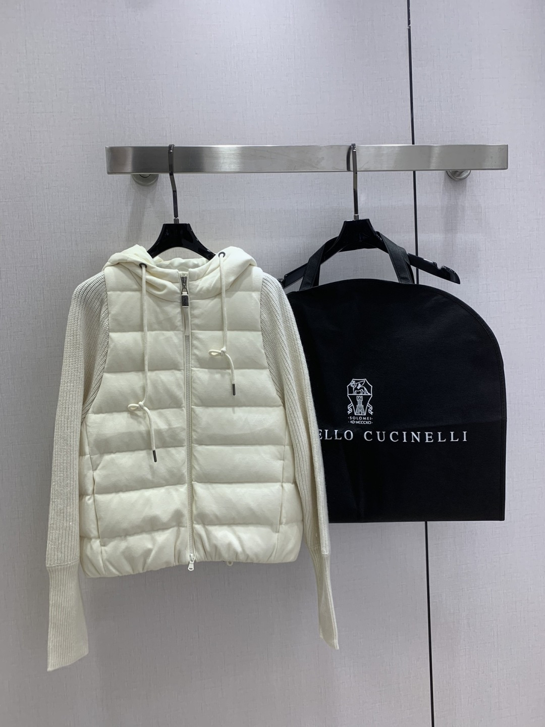 NO:569838,Comes with dust bag. Highly recommended. BC*2025 new autumn and winter knitted spliced ​​down jacket. Winter inner wear item. A must-have item for early autumn. The classic stand-up collar and waisted version are versatile and not picky. The knitted long-sleeved splicing design is age-reducing and fashionable. Original custom-made national standard 90 white goose down filling!  Imported lightweight memory silk fabric is breathable and lightweight!  Imported machine sewing line craftsmanship. The upper body looks younger and more handsome. Comes with dust bag, two colors, code 36384042, high quality AB, jackets & coats, down jacket, alexander wang19860909配防尘袋强烈推荐 BC*2025秋冬新款 针织拼接羽绒服外套 冬天的内搭神器 早秋必备单品.经典立领收腰版型百搭不挑人.针织长袖拼接设计减龄又时髦.原版定制国标90白鹅绒填充！进口轻盈记忆丝面料质感透气轻便！进口机缝制线条工艺.上身减龄帅气.配防尘袋 两个色 36384042码 高品质AB,,jackets & coats,down jacket,alexander wang,Women's clothing