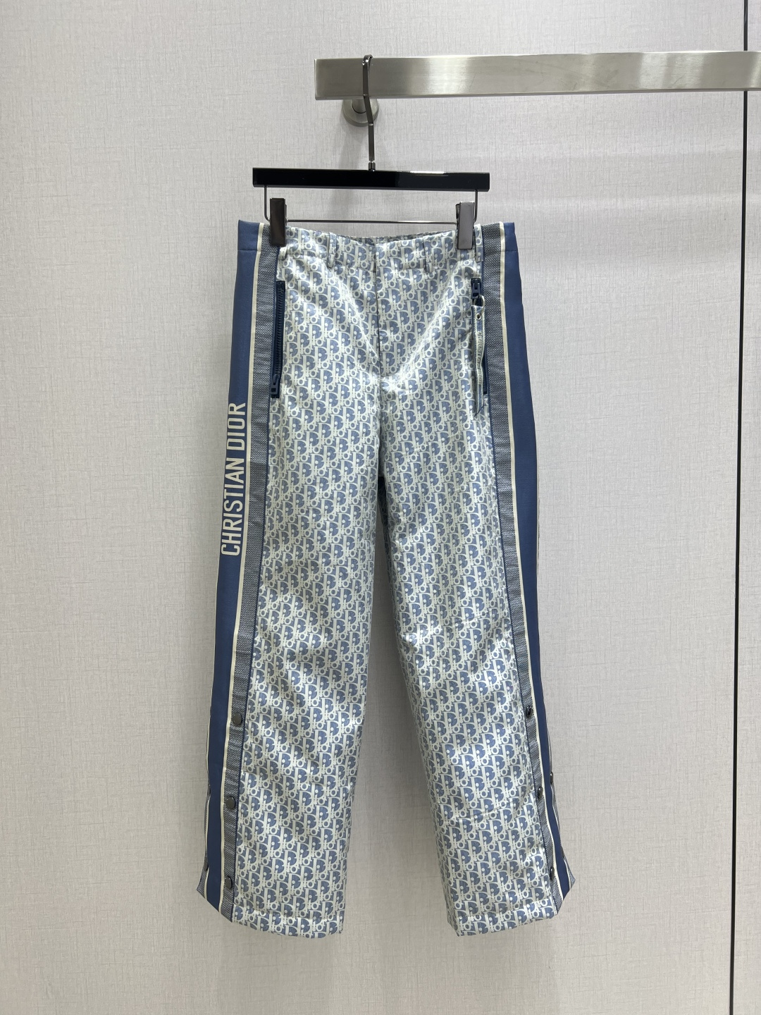 NO:570707,Highly recommended DIO* 2025 new autumn and winter presbyopic pocket straight trousers, printed fabric, classic and stylish, can be perfectly controlled in all kinds of styles~high-end ready-to-wear style, the details are so beautiful!  Exquisite and everyday, easy to control!  The texture is great!  Age reduction, fashion, casual girlishness, highly recommended!  !  One color SML code high quality ABC, dior, alexander wang19860909强烈推荐 DIO*2025秋冬新款 老花口袋直筒长裤 印花面料 经典又有型 各种都能完美驾驭～高级成衣做法,细节美到爆！精美又日常,轻松驾驭！质感棒棒哒！减龄 时尚 休闲少女感,强推！！一个色 SML码 高品质ABC,,dior,alexander wang,Women's clothing