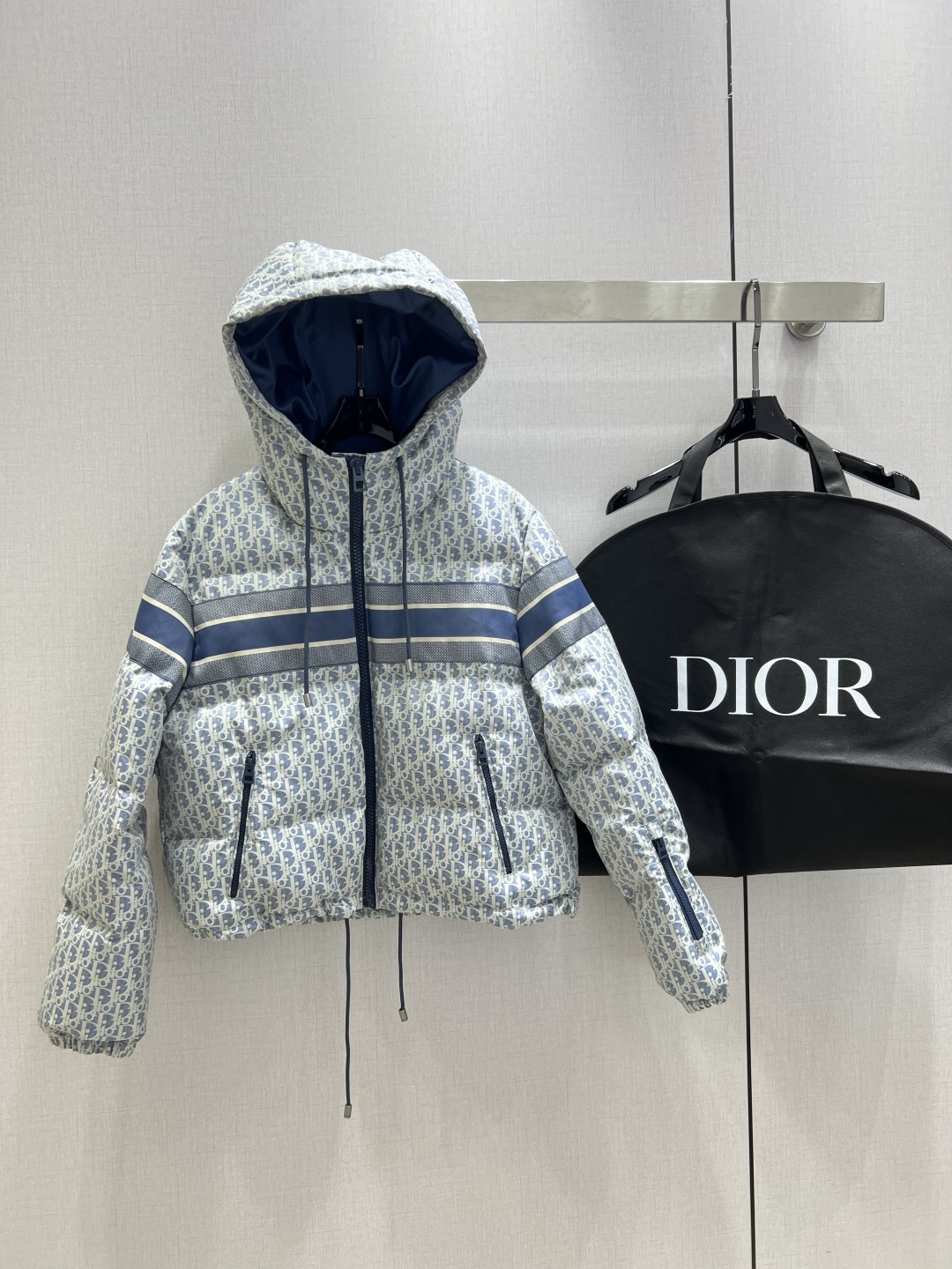 NO:570716,Comes with a dust bag. Highly recommended. DIO*2025 new autumn and winter style. Presbyopic hooded down jacket. 90 white duck down. Overall warm effect. Regular style down jacket. Casual and fashionable. Perfect embellishment with classic logo. Comes with a dust bag. One color SML code. High quality AB, dior, jackets & coats, down jacket, hats, alexander wang.19860909配防尘袋强烈推荐 DIO*2025秋冬新款 老花连帽羽绒外套 90白鸭绒 整体保暖效果拉满,常规款羽绒服 休闲时尚,经典logo完美点缀 配防尘袋 一个色 SML码 高品质AB,,dior,jackets & coats,down jacket,hats,alexander wang,Women's clothing