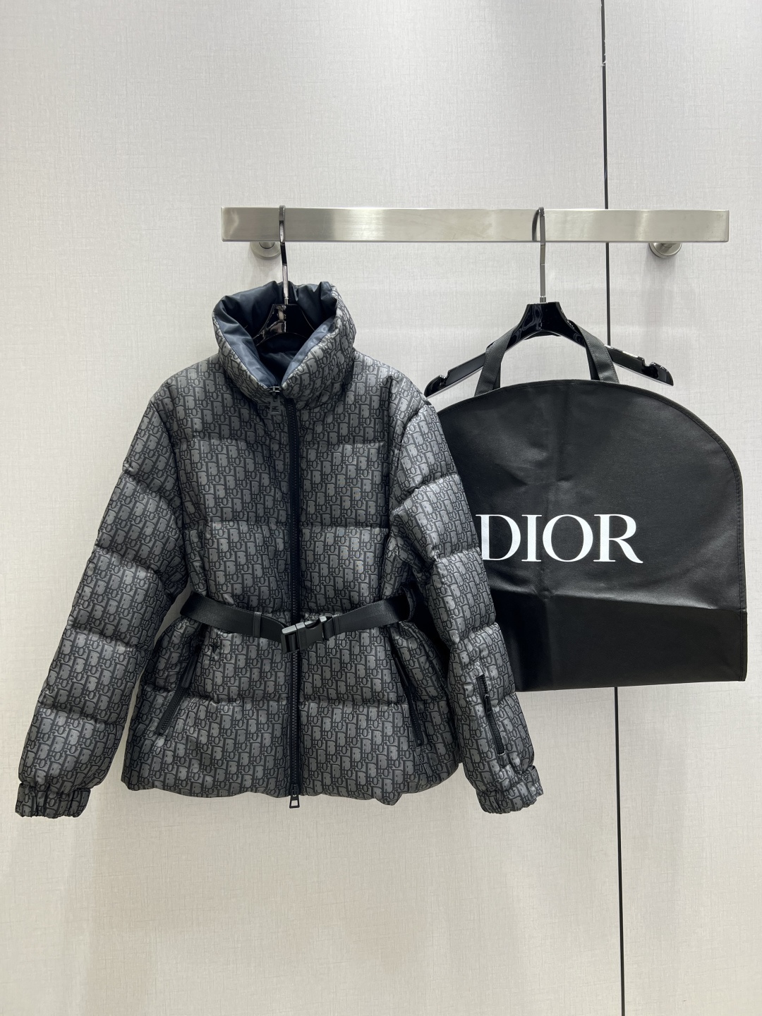 NO:570728,Comes with dust bag, highly recommended DIO*2025 new autumn and winter style, leather buckle belt down jacket, 90 white duck down, overall warm effect, regular down jacket, casual and fashionable, perfect embellishment with classic logo, comes with dust bag, two colors SML code, high quality ABC, dior, jackets & coats, down jacket, alexander wang19860909配防尘袋强烈推荐 DIO*2025秋冬新款 皮扣腰带羽绒外套 90白鸭绒 整体保暖效果拉满,常规款羽绒服 休闲时尚,经典logo完美点缀 配防尘袋 两个色 SML码 高品质ABC,,dior,jackets & coats,down jacket,alexander wang,Women's clothing