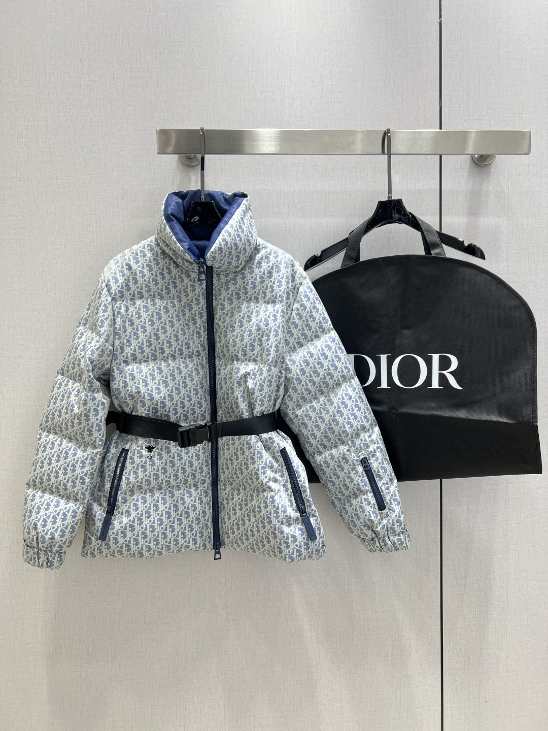 NO:570734,Comes with dust bag. Highly recommended. DIO*2025 new autumn and winter style. Leather buckle belt down jacket. 90 white duck down. Overall warm effect. Regular style down jacket. Casual and fashionable. Perfect embellishment with classic logo. Comes with dust bag. Two colors. SML code. High quality AB, dior, jackets & coats, down jacket, alexander wang.19860909配防尘袋强烈推荐 DIO*2025秋冬新款 皮扣腰带羽绒外套 90白鸭绒 整体保暖效果拉满,常规款羽绒服 休闲时尚,经典logo完美点缀 配防尘袋 两个色 SML码 高品质AB,,dior,jackets & coats,down jacket,alexander wang,Women's clothing