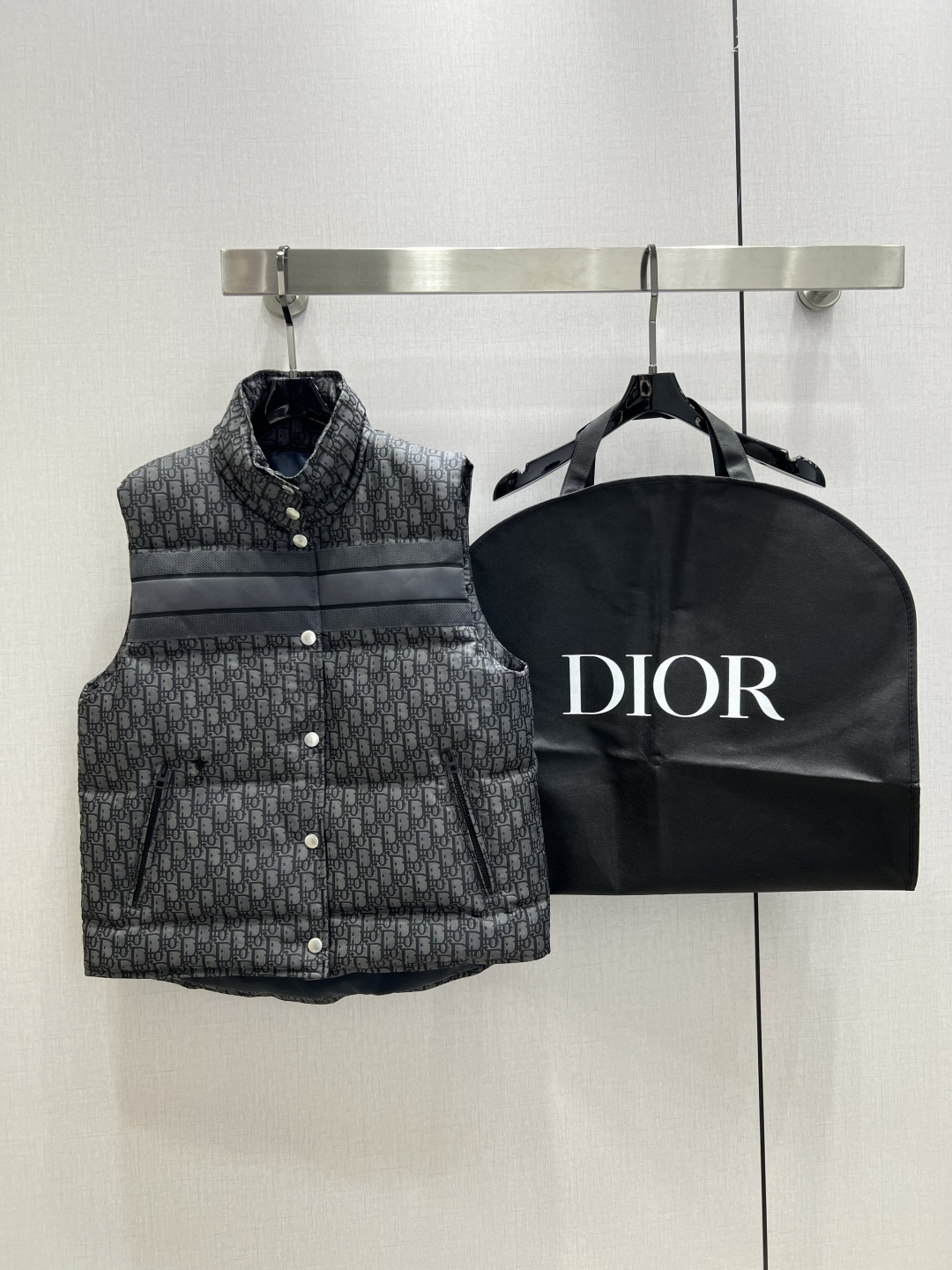 NO:570748,Comes with dust bag. Highly recommended. DIO* 2025 new autumn and winter style. Down sleeveless vest jacket. 90 white duck down. Overall warm effect. Regular style down jacket. Casual and fashionable. Perfect embellishment with classic logo. Comes with dust bag. One color SML code. High quality ABC, dior, jackets & coats, down jacket, alexander wang19860909配防尘袋强烈推荐 DIO*2025秋冬新款 羽绒无袖马甲外套 90白鸭绒 整体保暖效果拉满,常规款羽绒服 休闲时尚,经典logo完美点缀 配防尘袋一个色 SML码 高品质ABC,,dior,jackets & coats,down jacket,alexander wang,Women's clothing