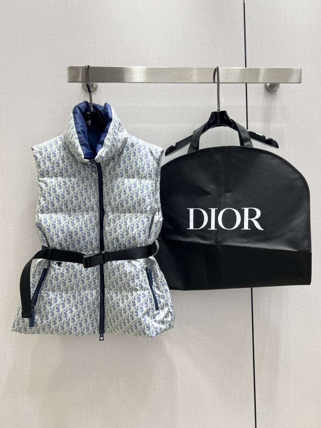 NO:570758,Comes with dust bag. Highly recommended. DIO*2025 new autumn and winter style. Leather buckle belt down sleeveless vest jacket. 90 white duck down. Overall warm effect. Regular style down jacket. Casual and fashionable. Perfect embellishment with classic logo. Comes with dust bag. One color SML code. High quality ABC, dior, jackets & coats, down jacket, alexander wang.19860909配防尘袋强烈推荐 DIO*2025秋冬新款 皮扣腰带羽绒无袖马甲外套 90白鸭绒 整体保暖效果拉满,常规款羽绒服 休闲时尚,经典logo完美点缀 配防尘袋 一个色 SML码 高品质ABC,,dior,jackets & coats,down jacket,alexander wang,Women's clothing