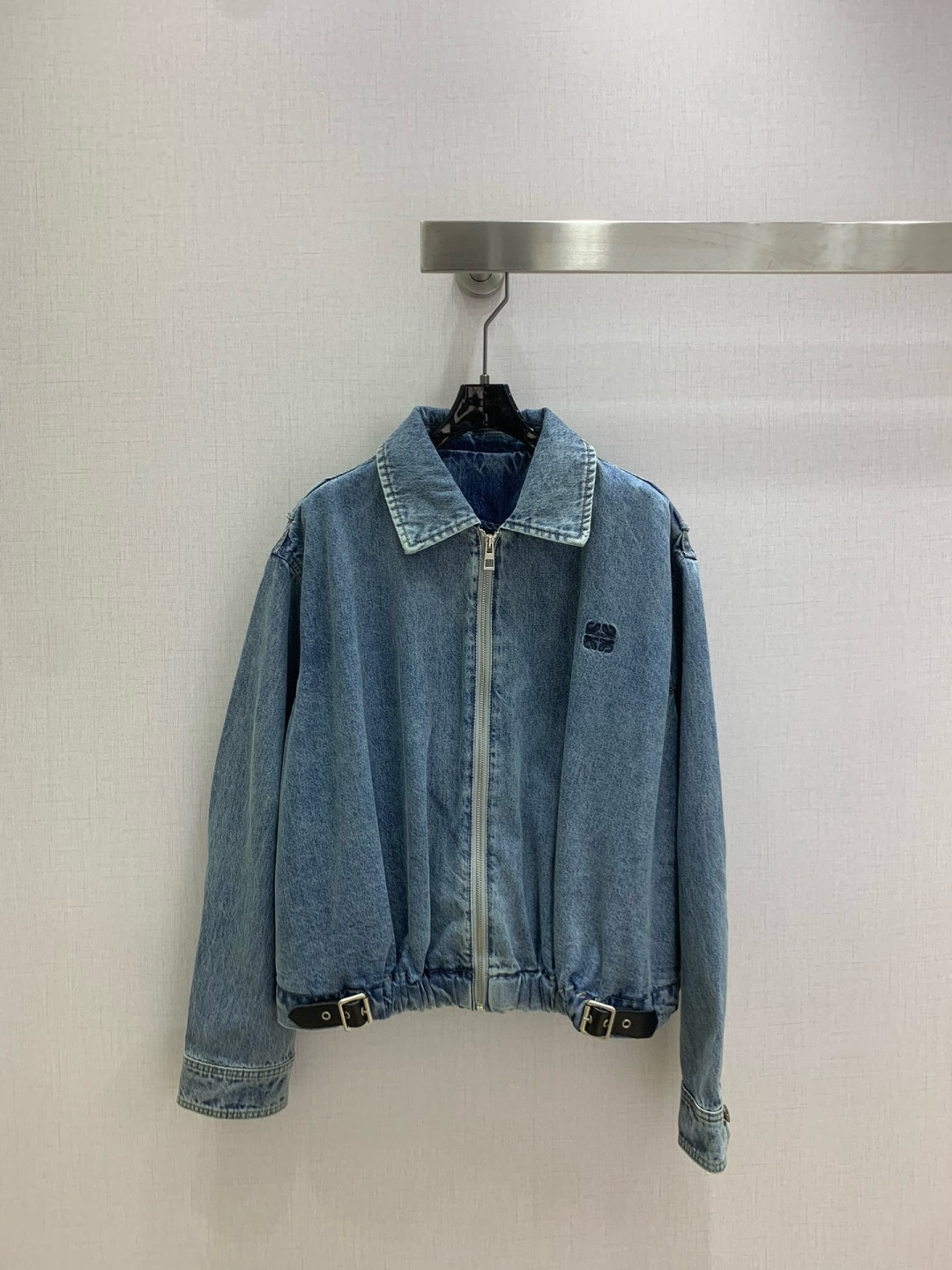 NO:576073,Highly recommended LOE*2025 new autumn and winter leather buckle elastic lapel denim jacket. High-end production ~ super fashionable new denim denim. The fermentation washed personalized color upper body is cool and sassy. It is made of customized high-quality twill cotton washed denim fabric. The texture is fine and the cotton feel is natural. It is muscular yet soft. The fermentation washed color is a classic color that is not picky. It is super beautiful!  The details and workmanship are super good, new products are in stock, available for grabs, one color SML code, high quality ABC, loewe, jackets & coats, alexander wang19860909强烈推荐 LOE*2025秋冬新款 皮扣橡筋翻领牛仔外套 高版出品~超时髦新款丹宁牛仔 酵洗个性色调上身又酷又飒爽 采用定制高品质斜纹棉质水洗牛仔面料,纹理细腻,棉感自然,既有筋骨感又不失柔软,酵洗色不挑人的经典色,超级漂亮！细节做工超级好,新品现货开箱开抢 一个色 SML码 高品质ABC,,loewe,jackets & coats,alexander wang,Women's clothing