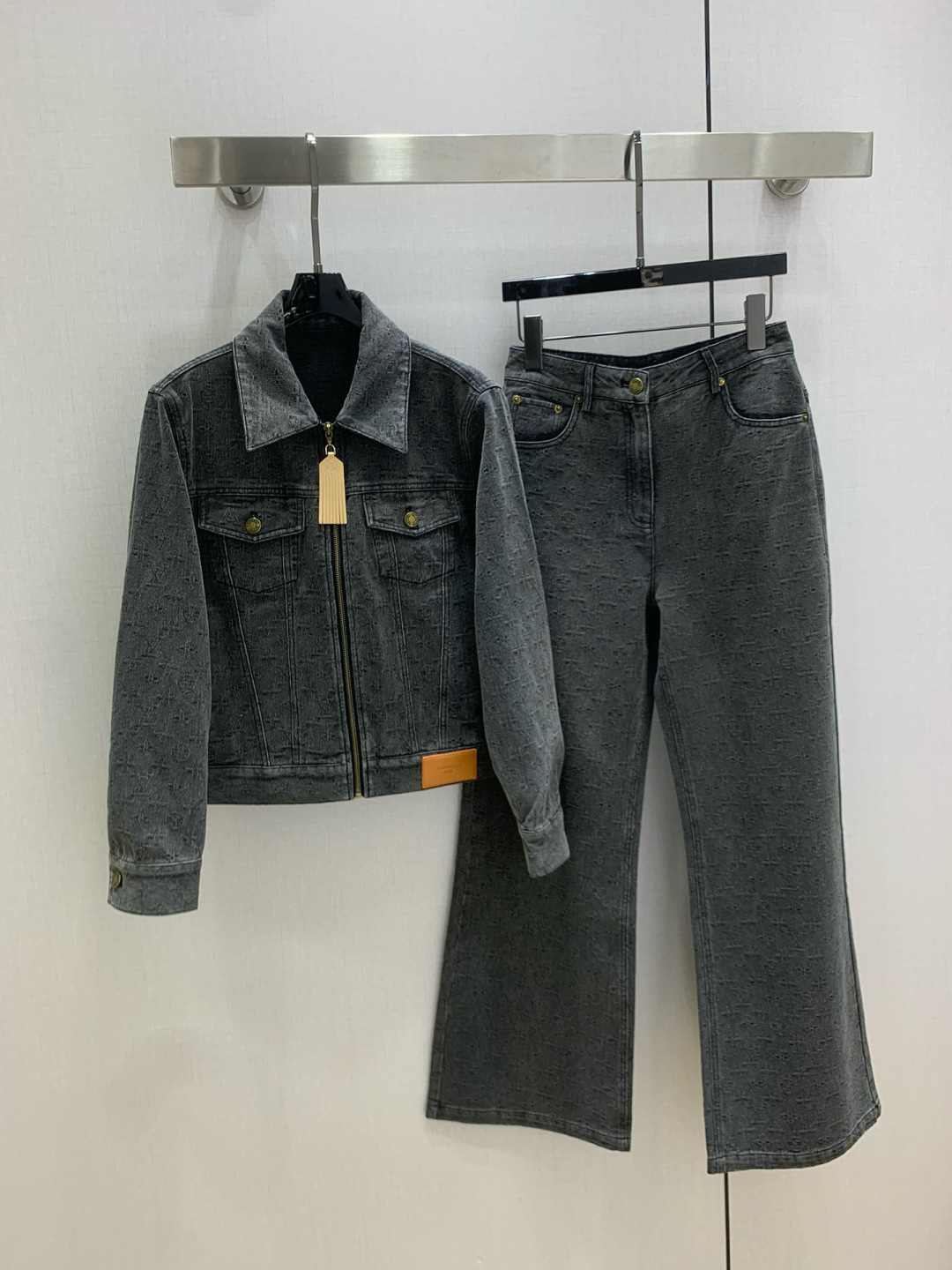 NO:576072,Highly recommended LV* 2025 new autumn and winter double pocket lapel denim jacket and denim straight trousers, separate batches, high-end production ~ super fashionable new denim denim, fermentation washed personalized color upper body, cool and sassy. Made of customized high-quality twill cotton washed denim fabric, fine texture, natural cotton feel, both muscular and soft, fermentation washed color is not picky, classic color, super beautiful!  The details and workmanship are super good, new products are in stock, available for grabs, one color SML code, high quality, Louis Vuitton, jackets & coats, alexander wang19860909强烈推荐 LV*2025秋冬新款 双口袋翻领牛仔外套牛仔直筒长裤 分开批 高版出品~超时髦新款丹宁牛仔 酵洗个性色调上身又酷又飒爽 采用定制高品质斜纹棉质水洗牛仔面料,纹理细腻,棉感自然,既有筋骨感又不失柔软,酵洗色不挑人的经典色,超级漂亮！细节做工超级好,新品现货开箱开抢 一个色 SML码 高品质外,,louis vuitton,jackets & coats,alexander wang,Women's clothing