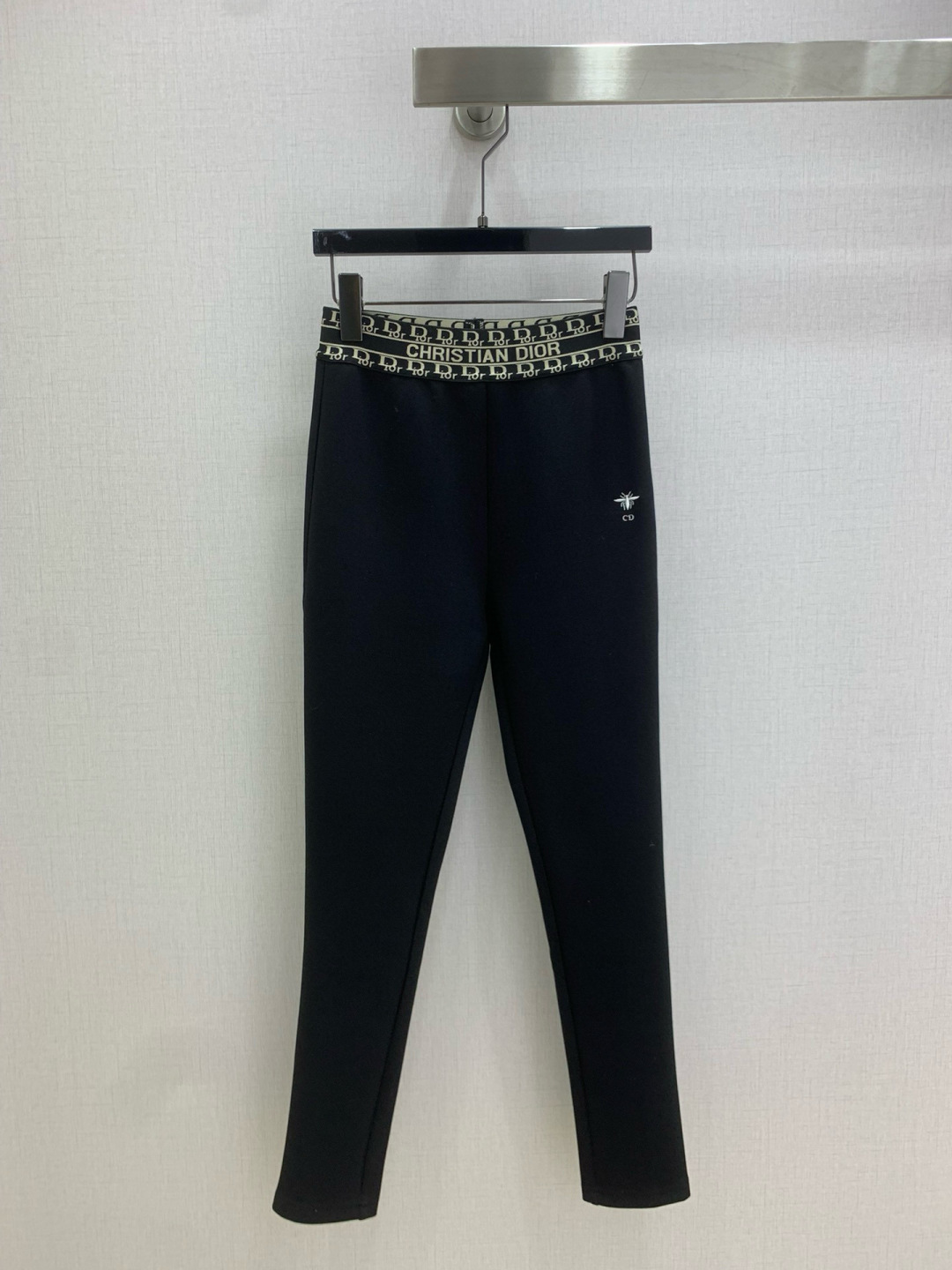 NO:576200,Highly recommended DIO* 2025 autumn and winter new style webbing leggings, elastic letter elastic waist webbing design, waist letter decoration, highly customized imported high-density fabric, bee embroidery embellishment, basic version, versatile artifact, one color SML code, high quality ABC, dior, alexander wang19860909强烈推荐 DIO*2025秋冬新款 织带打底长裤 松紧字母橡筋腰织带设计 腰头字母装饰 高定制进口高密度面料 蜜蜂刺绣点缀 基础版型 百搭神器 一个色 SML码 高品质ABC,,dior,alexander wang,Women's clothing