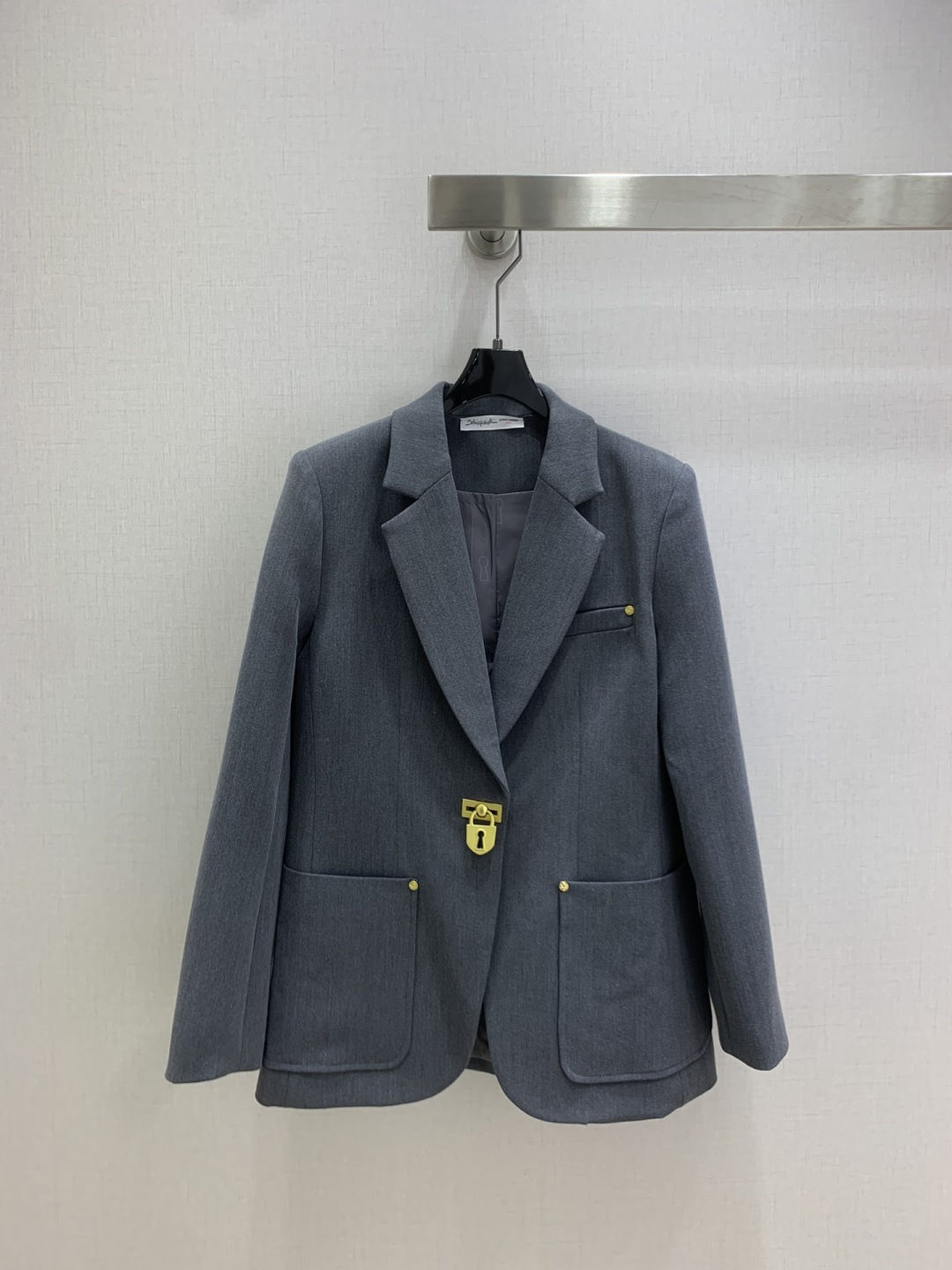 NO:576206,Highly recommended SCH*2025 new autumn and winter style creative lock blazer Simple and elegant blazer Very high-end imported texture Look carefully at the details The color is super correct and the upper body is very cool Clean and classy Improve the temperament~~ Completely in accordance with the level of haute couture ready-to-wear. Can’t help but love it. Temperament MM must buy One color SML code High quality ABC, jackets & coats, business suit, alexander wang19860909强烈推荐 SCH*2025秋冬新款 创意锁扣西装外套 简洁大气的西装外套 非常高级的进口质地 仔细看细节 颜色超正上身非常飒爽 干净有品 提气质~~完全按照高定成衣水准 无法不爱 气质MM必入 一个色 SML码 高品质ABC,,jackets & coats,business suit,alexander wang,Women's clothing