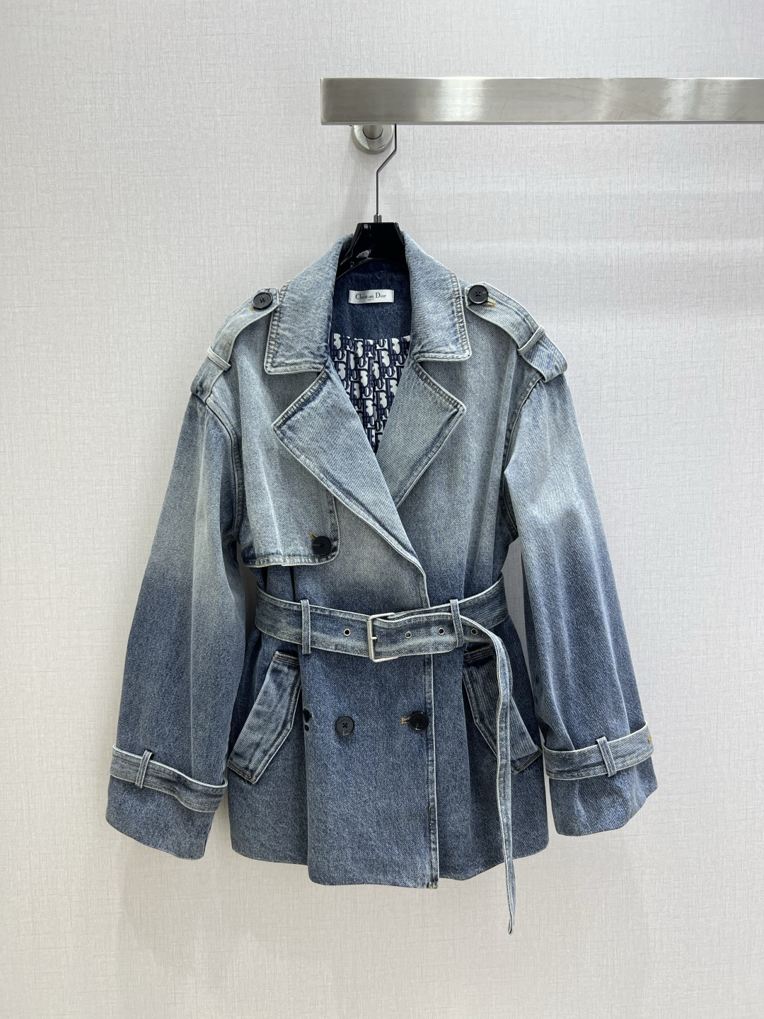 NO:576352,Highly recommended DIO*2025 new autumn and winter gradient denim belt jacket, super fashionable new denim denim, fermentation washed personalized color upper body, cool and sassy. Made of customized high-quality twill cotton washed denim fabric, with fine texture, natural cotton feel, both muscular and soft, the fermentation washed color is a classic color that is not picky, super beautiful!  The details and workmanship are super good, new products are in stock, available for grabs, one color SML code, high quality ABC, dior, jackets & coats, alexander wang19860909强烈推荐 DIO*2025秋冬新款 渐变牛仔腰带外套 超时髦新款丹宁牛仔 酵洗个性色调上身又酷又飒爽 采用定制高品质斜纹棉质水洗牛仔面料,纹理细腻,棉感自然,既有筋骨感又不失柔软,酵洗色不挑人的经典色,超级漂亮！细节做工超级好,新品现货开箱开抢 一个色 SML码 高品质ABC,,dior,jackets & coats,alexander wang,Women's clothing