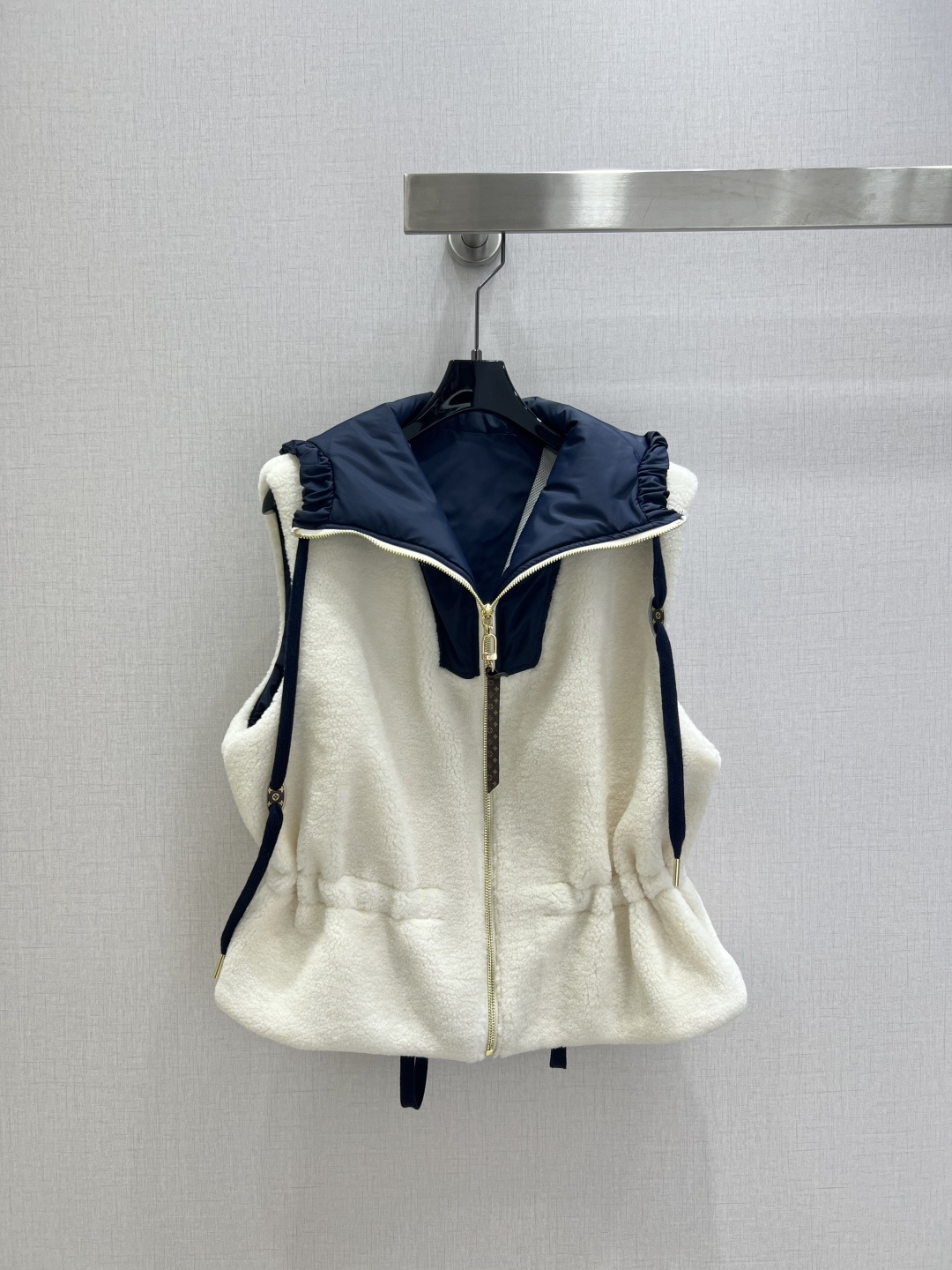 NO:576482,Highly recommended LV*2025 new autumn and winter plush hooded vest jacket, fashionable, low-key, luxurious and high-end!  The styles are versatile and not picky, customized technical fabrics, workmanship quality depends on the details. Bai Fumei is a must-have!  One color SML code high quality ABC,,louis vuitton,jackets & coats,hats,alexander wang19860909强烈推荐 LV*2025秋冬新款 毛绒连帽马甲外套 时髦低调气质又奢华高级！版型百搭不挑人,定制科技面料 做工品质看细节.白富美必入！一个色 SML码 高品质ABC,,louis vuitton,jackets & coats,hats,alexander wang,Women's clothing