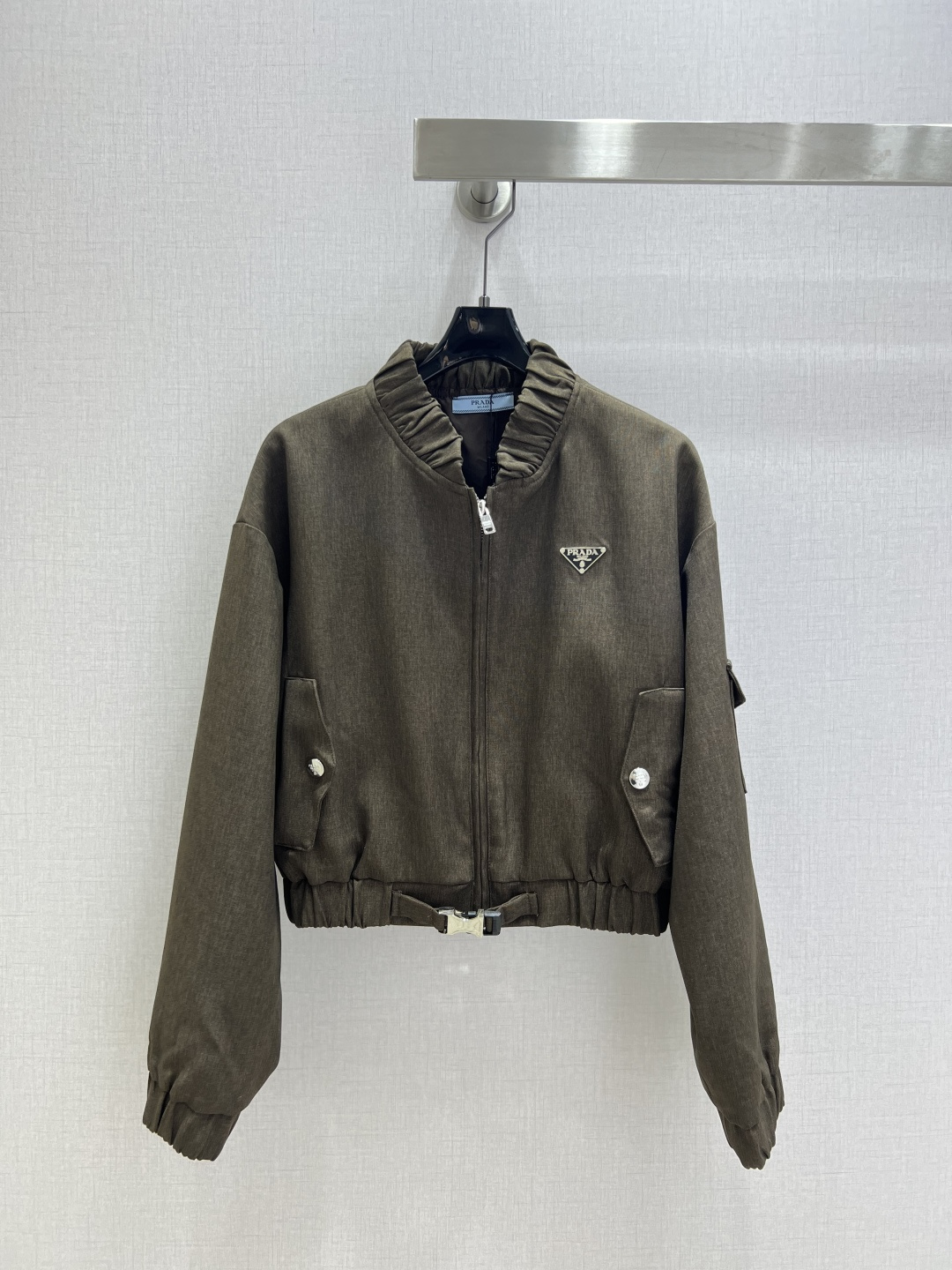 NO:576588,Highly recommended PRA* 2025 new autumn and winter zipper buckle long-sleeved jacket, extremely fashionable, high-end customized triangular logo exclusive logo, unique version, casual and easy!  Not only is the color beautiful, the texture is also great!  Exquisite and fashionable, two colors, SML code, high quality ABC, prada, jackets & coats, alexander wang19860909强烈推荐 PRA*2025秋冬新款 拉链卡扣长袖外套 时髦度爆棚 高级定制三角标专属Logo 绝绝子的版型 随性洒脱！不旦颜色美,质感也敲好！精致又时尚 两个色 SML码 高品质ABC,,prada,jackets & coats,alexander wang,Women's clothing