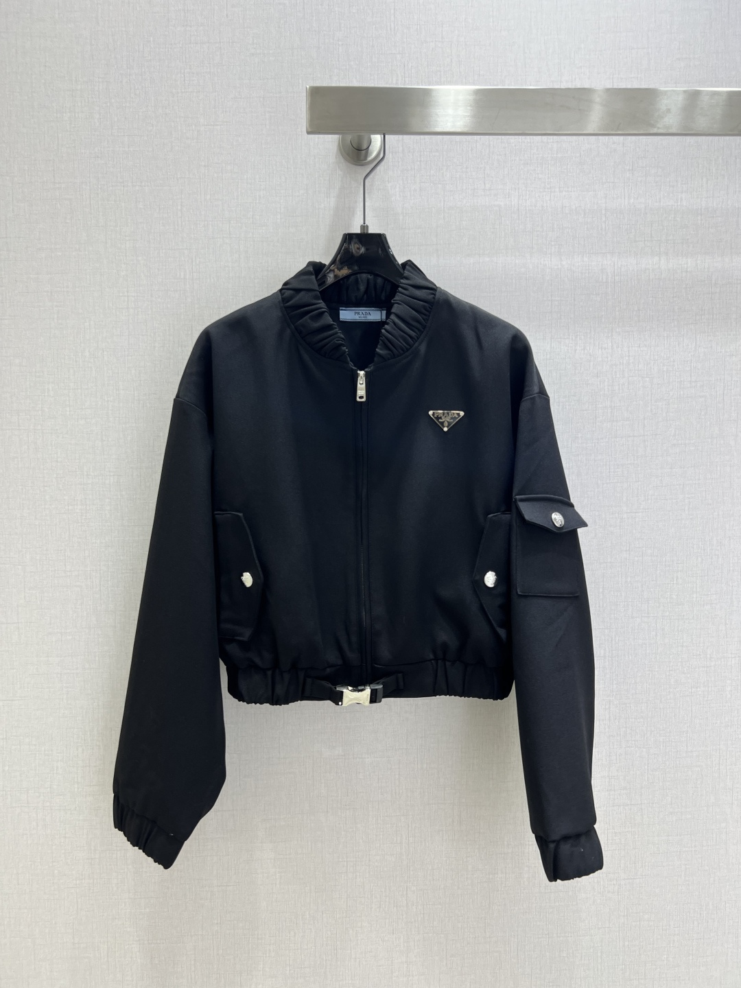 NO:576589,Highly recommended PRA* 2025 new autumn and winter zipper buckle long-sleeved jacket, extremely fashionable, high-end customized triangular logo exclusive logo, unique version, casual and easy!  Not only is the color beautiful, the texture is also great!  Exquisite and fashionable, two colors, SML code, high quality ABC, prada, jackets & coats, alexander wang19860909强烈推荐 PRA*2025秋冬新款 拉链卡扣长袖外套 时髦度爆棚 高级定制三角标专属Logo 绝绝子的版型 随性洒脱！不旦颜色美,质感也敲好！精致又时尚 两个色 SML码 高品质ABC,,prada,jackets & coats,alexander wang,Women's clothing