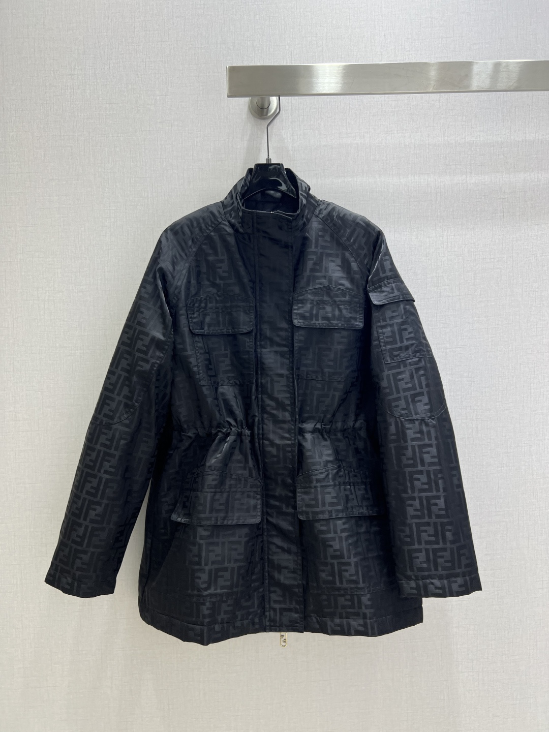 NO:576593,Highly recommended FEN* 2025 new autumn and winter hidden flower zipper waist jacket, classic and stylish, can be perfectly controlled in all kinds of styles ~ high-end ready-to-wear style, the details are so beautiful!  Exquisite and everyday, easy to control!  The texture is great!  Age reduction, fashion, casual girlishness, highly recommended!  !  One color SML code high quality ABC,,fendi,jackets & coats,alexander wang19860909强烈推荐 FEN*2025秋冬新款 暗花拉链收腰外套 经典又有型 各种都能完美驾驭～高级成衣做法,细节美到爆！精美又日常,轻松驾驭！质感棒棒哒！减龄 时尚 休闲少女感,强推！！一个色 SML码 高品质ABC,,fendi,jackets & coats,alexander wang,Women's clothing