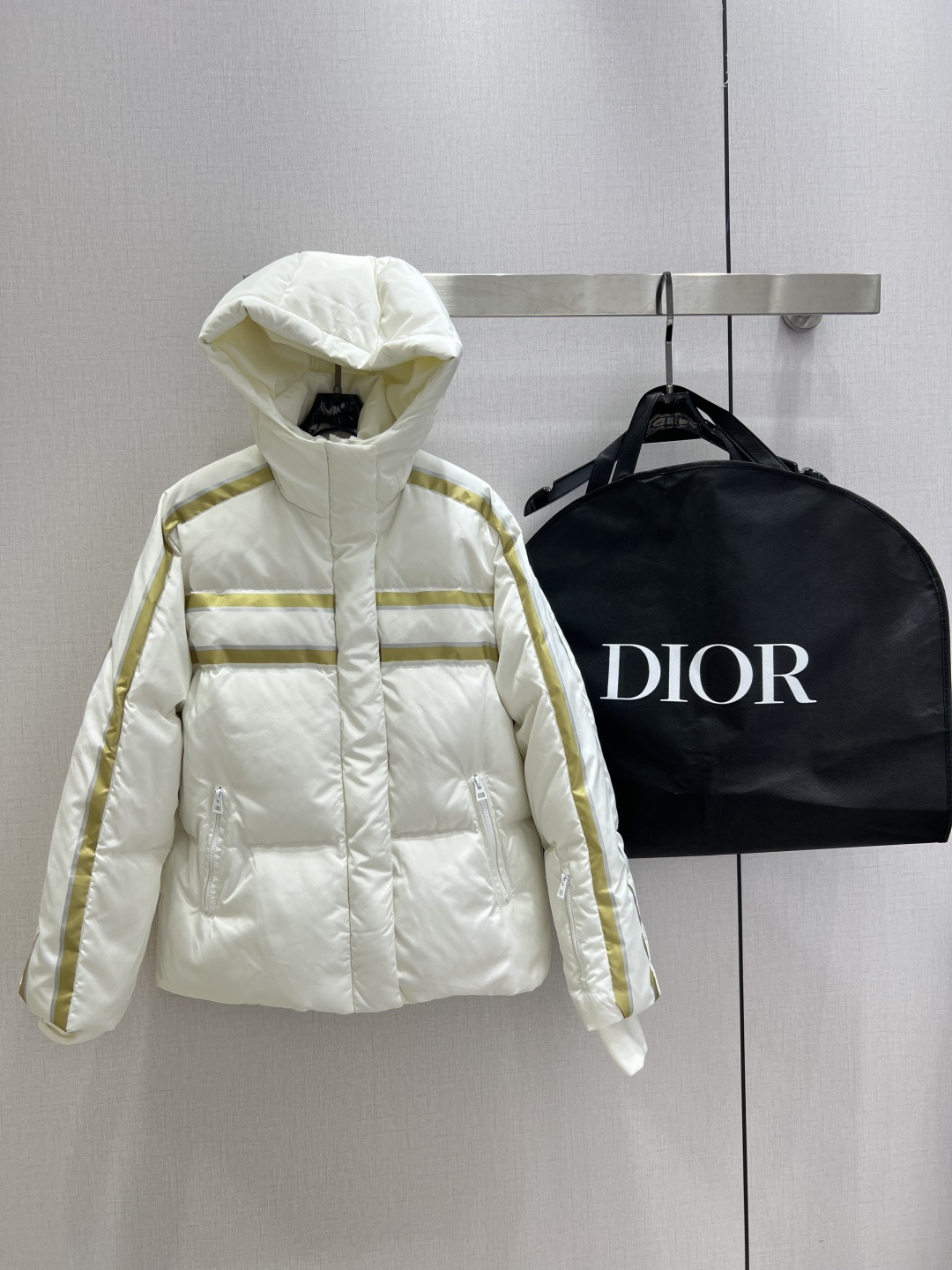 NO:576771,Comes with dust bag. Highly recommended. DIO*2025 new autumn and winter style. Hooded contrasting color down jacket. White duck down. Comes with dust bag. Reinterprets winter sports items, highlighting the spirit of Dior haute couture. Letter logo on the back. One color. SMLXL code. High quality ABC, dior, jackets & coats, down jacket, hats, alexander wang19860909配防尘袋强烈推荐 DIO*2025秋冬新款 连帽撞色羽绒外套 白鸭绒 配防尘袋 重新诠释冬季运动单品,彰显Dior高订精神,背面点缀字母标志 一个色 SMLXL码 高品质ABC,,dior,jackets & coats,down jacket,hats,alexander wang,Women's clothing
