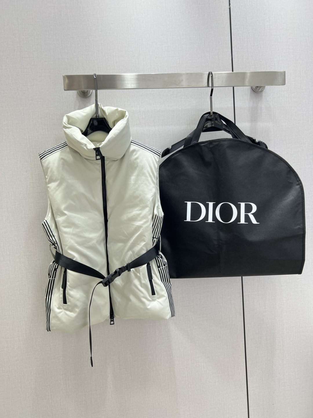 NO:576775,Comes with a dust bag. Highly recommended. DIO*2025 new autumn and winter style. Down vest jacket with letter print on the side. White duck down. Comes with a dust bag. Overall warm effect. Regular style down jacket. Casual and fashionable. Perfect embellishment with classic logo. One color SML code. High quality ABC, dior, jackets & coats, down jacket, alexander wang19860909配防尘袋强烈推荐 DIO*2025秋冬新款 侧边字母印花羽绒马甲外套 白鸭绒 配防尘袋 整体保暖效果拉满,常规款羽绒服 休闲时尚,经典logo完美点缀 一个色 SML码 高品质ABC,,dior,jackets & coats,down jacket,alexander wang,Women's clothing