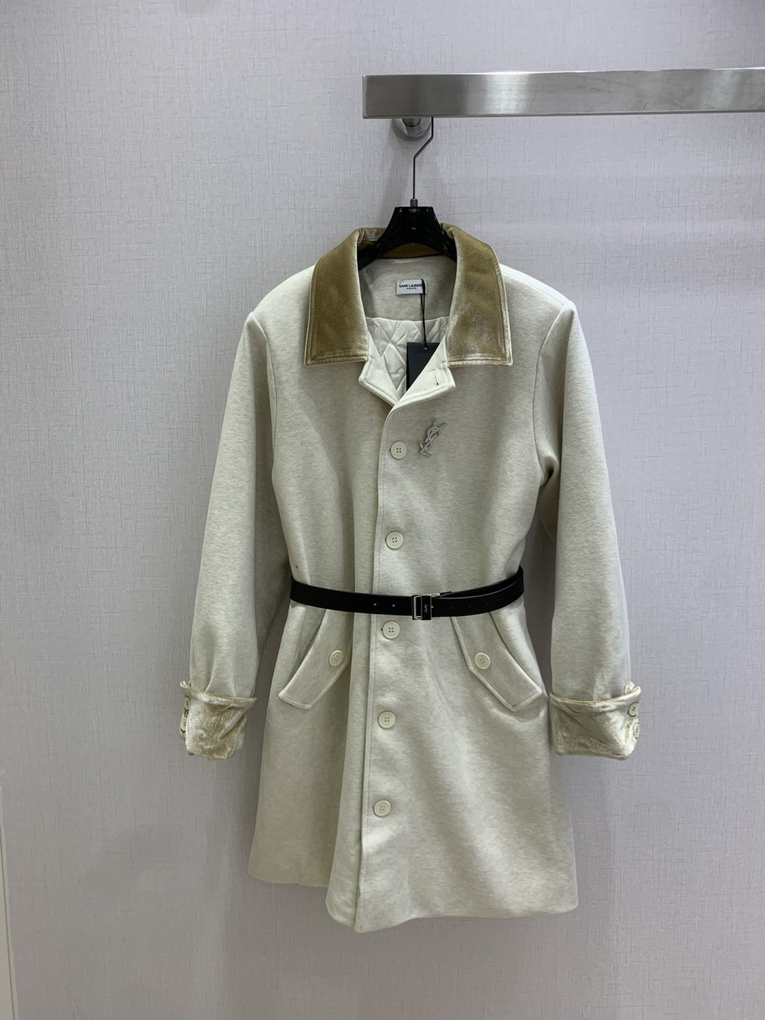 NO:577018,Highly recommended YSL* 2025 new autumn and winter woolen coat with lapel belt, lapel collar spliced ​​velvet fabric, decorated with pins and brooches, can be worn with belts, two colors SML code, high quality ABC, saint laurent, jackets & coats, brooch, breastpin, alexander wang19860909强烈推荐 YSL*2025秋冬新款 翻领腰带羊毛呢大衣外套,翻领袖口拼接丝绒面料,配别针胸针装饰,搭配皮带多种穿搭,两个色 SML码 高品质ABC,,saint laurent,jackets & coats,brooch，breastpin,alexander wang,Women's clothing