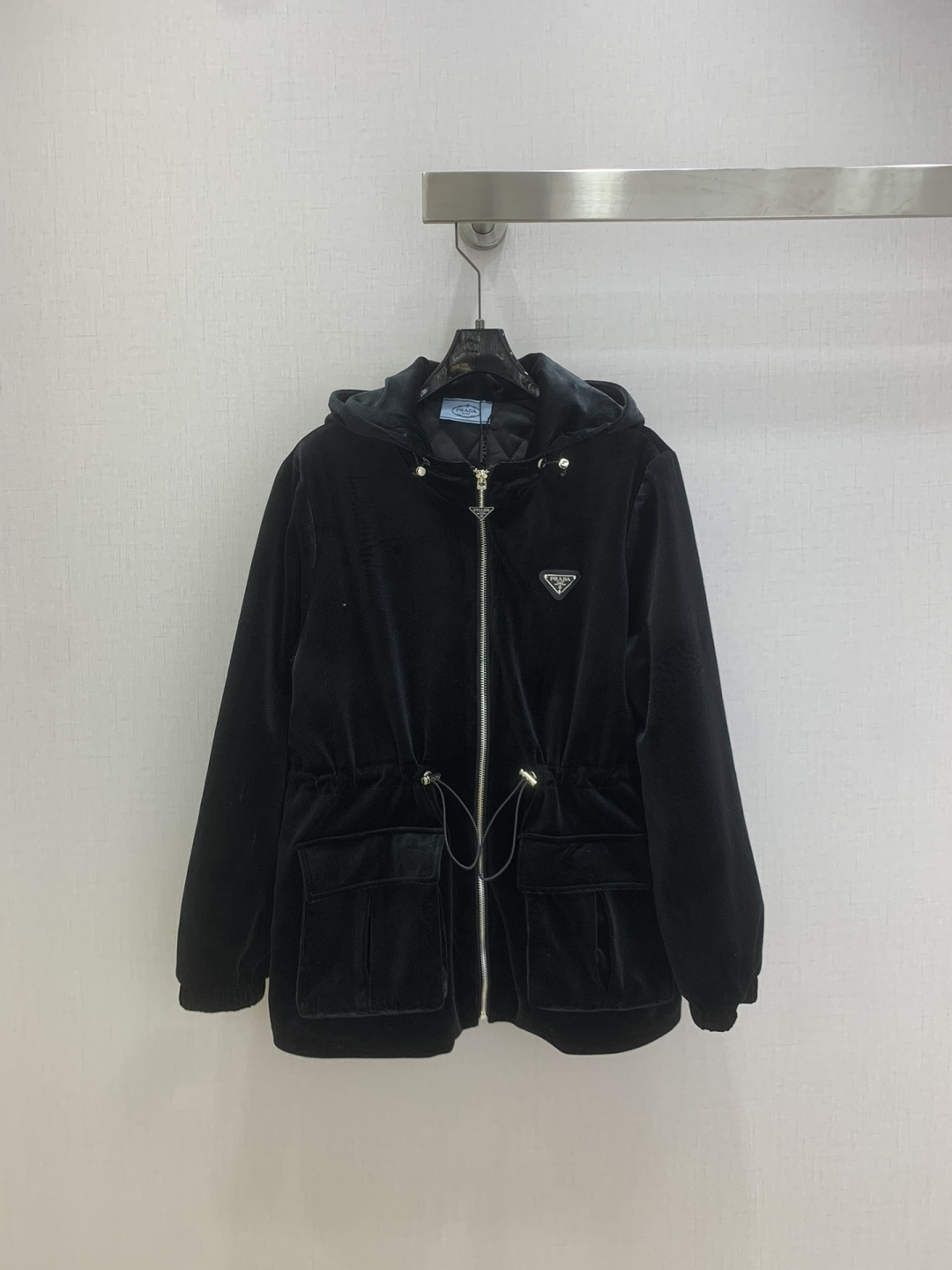 NO:577023,Highly recommended PRA* 2025 new autumn and winter hooded velvet waisted jacket, made of real velvet fabric, high-end and elegant, triangular logo on the chest, drawstring waist design, one color SML code, high quality ABC,, prada, jackets & coats, real silk, hats, alexander wang19860909强烈推荐 PRA*2025秋冬新款 连帽丝绒收腰外套,采用真丝绒面料高端大气,胸前缝三角标,抽绳收腰设计显瘦,一个色 SML码 高品质ABC,,prada,jackets & coats,real silk,hats,alexander wang,Women's clothing