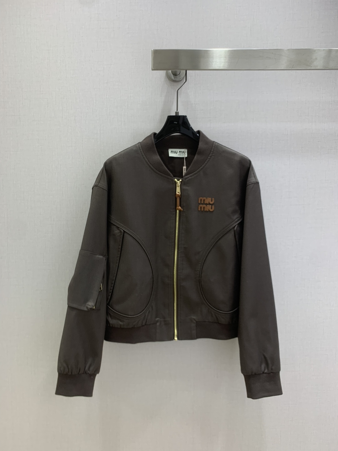 NO:577029,Highly recommended MIU*2025 new autumn and winter splicing pocket zipper jacket, fashionable, low-key, luxurious and high-end!  The styles are versatile and not picky, customized technical fabrics, workmanship quality depends on the details. Bai Fumei is a must-have!  Two colors SML code high quality ABC,,miumiu,jackets & coats,alexander wang19860909强烈推荐 MIU*2025秋冬新款 拼接口袋拉链外套 时髦低调气质又奢华高级！版型百搭不挑人,定制科技面料 做工品质看细节.白富美必入！两个色 SML码 高品质ABC,,miumiu,jackets & coats,alexander wang,Women's clothing