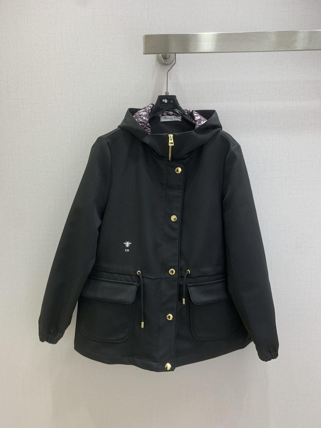 NO:576989,Highly recommended DIO*2025 new autumn and winter hooded drawstring windbreaker jacket, British style, classic design, exquisite and capable upper body, easy to match!  The customized imported fabrics are crisp and stylish, with a full sense of high-end. Full of texture and fashionable, it is recommended to buy!  The quality of workmanship depends on the details. Two colors. SML code. High quality ABC, dior, jackets & coats, hats, alexander wang19860909强烈推荐 DIO*2025秋冬新款 连帽抽绳风衣外套 英伦风气质 经典款设计 上身精致又干练得体,搭配起来随心应手！定制的进口面料挺括有型 满满的高级感.质感十足,时尚潮流 ,推荐入手！ 做工品质看细节 两个色 SML码 高品质ABC,,dior,jackets & coats,hats,alexander wang,Women's clothing