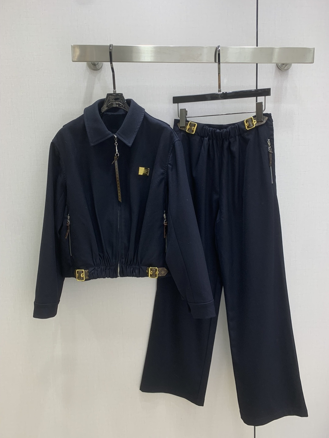 NO:577009,Highly recommended LV* 2025 autumn and winter new style Lapel zipper jacket leather buckle elastic straight trousers Separate batches Very high-end imported texture Look carefully at the details The color is super correct and the upper body is very cool Clean and classy Improve the temperament~~ Completely in accordance with the level of haute couture ready-to-wear. I can’t help but love it. The temperament MM must buy two colors SML code high quality, louis vuitton, jackets & coats, alexander wang19860909强烈推荐 LV*2025秋冬新款 翻领拉链外套皮扣橡筋直筒长裤 分开批 非常高级的进口质地 仔细看细节 颜色超正上身非常飒爽 干净有品 提气质~~完全按照高定成衣水准 无法不爱 气质MM必入 两个色 SML码 高品,,louis vuitton,jackets & coats,alexander wang,Women's clothing