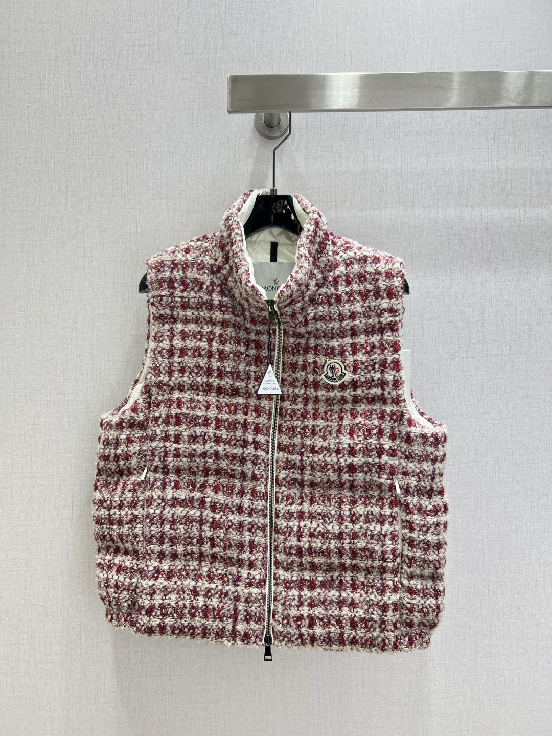 NO:577008,With dust bag, highly recommended MON*2025 new autumn and winter woolen sleeveless down vest jacket, goose down, overall warm effect, regular down jacket, casual and fashionable, perfect embellishment with classic logo, two colors SML code, high quality AB,,jackets & coats,down jacket,alexander wang19860909配防尘袋强烈推荐 MON*2025秋冬新款 粗纺无袖羽绒马甲外套 鹅绒 整体保暖效果拉满,常规款羽绒服 休闲时尚,经典logo完美点缀 两个色 SML码 高品质AB,,jackets & coats,down jacket,alexander wang,Women's clothing