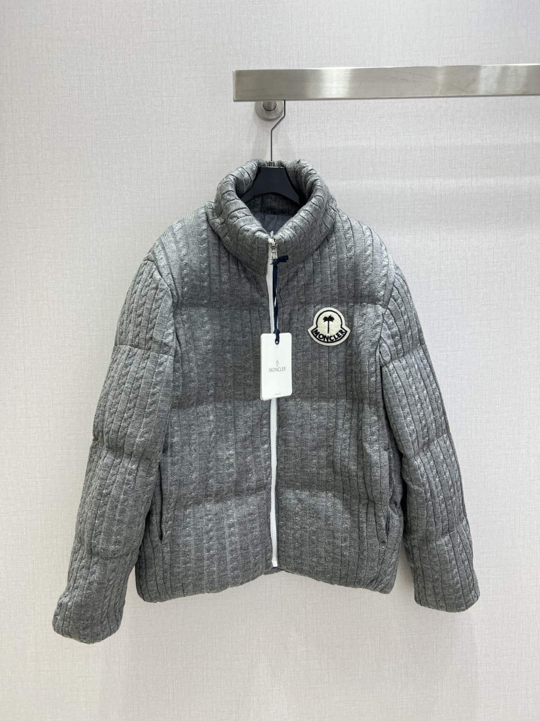 NO:577014,a Comes with a dust bag, highly recommended MON*2025 new autumn and winter leather brand logo down jacket, same style for men and women, overall warm effect, unique design down jacket, casual and fashionable, perfect embellishment with classic logo, one color, 4850525456 code, high quality AB,,jackets & coats,down jacket,alexander wang19860909a配防尘袋强烈推荐 MON*2025秋冬新款 皮牌logo羽绒外套 男女同款 整体保暖效果拉满,独特设计款羽绒服 休闲时尚,经典logo完美点缀 一个色 4850525456码 高品质AB,,jackets & coats,down jacket,alexander wang,Women's clothing