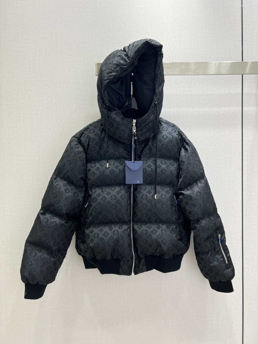 NO:576995,Comes with a dust bag. Highly recommended. LV*2025 new autumn/winter jacquard hooded down jacket. Comes with a dust bag.  Customized YB imported jacquard material, down-filled lining, the whole piece is light and warm, drawstring hooded down jacket, elastic thread binding, close-fitting and comfortable, easy to wear without looking bulky, more wearable, rectangular texture, matching the whole body  The four-leaf clover jacquard letters present a sense of old money and high-end style. The zipper pockets echo the side zippers on the sleeves, forming a layered highlight. It integrates warmth and fashion, getting rid of the traditional bloated down. It is the first choice for layering in autumn and winter. One color  SML code high quality ABC,,louis vuitton,jackets & coats,down jacket,hats,alexander wang19860909配防尘袋强烈推荐 LV*2025秋冬新款 提花连帽羽绒外套 配防尘袋 定制YB进口提花材质,羽绒填充内里,整件轻盈保暖,抽绳连帽羽绒外套,弹力螺纹包边,贴身舒适,好穿不显臃肿,穿搭性更强,长方格纹理,搭配通体四叶草提花字母,呈现老钱感又高级格调品味,拉链口袋与袖侧拉链呼应,形成层次亮点,集保暖与时髦一体,摆脱传统的羽绒臃肿,秋冬叠穿首选.一个色 SML码 高品质ABC,,louis vuitton,jackets & coats,down jacket,hats,alexander wang,Women's clothing
