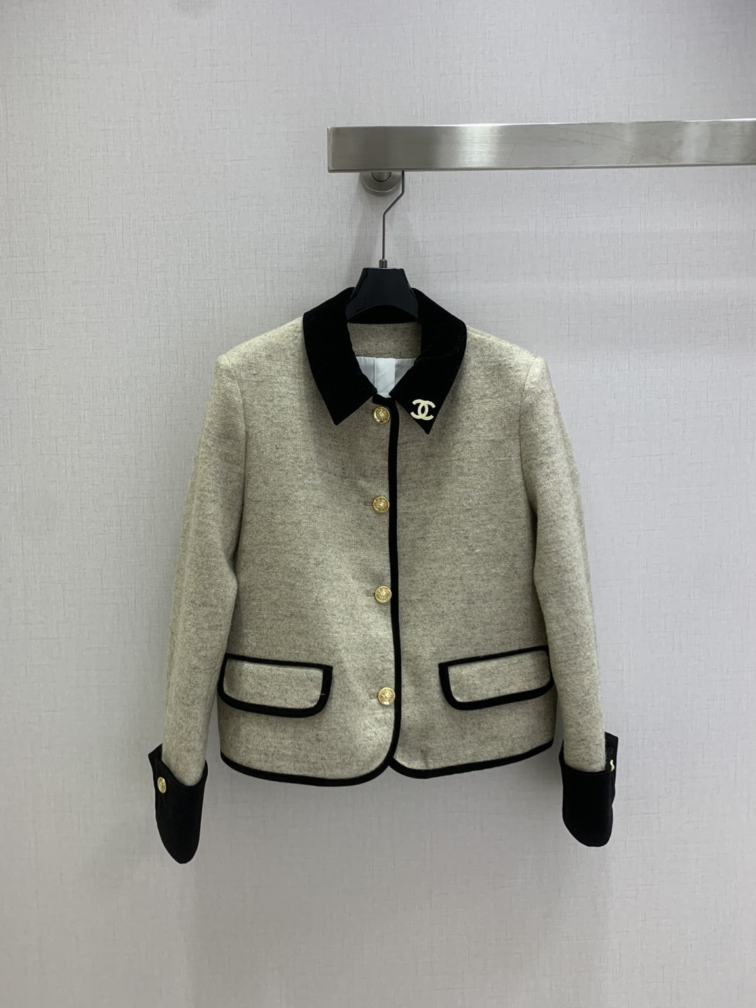 NO:577437,Highly recommended CHA*2025 new autumn and winter contrasting color spliced ​​lapel jacket. I fell in love with it at first sight. The pattern design can modify the neck line very well, and the upper body temperament is immediately improved. Customized buttons. The pattern is very beautiful on the upper body. The color is super white. One color SML code. High quality ABC, jackets & coats, alexander wang19860909强烈推荐 CHA*2025秋冬新款 撞色拼接翻领外套 一眼就爱上了,版型设计能很好的修饰颈部线条,上身气质立马提升,定制纽扣,版型上身巨好看,颜色超显白 一个色 SML码 高品质ABC,,jackets & coats,alexander wang,Women's clothing
