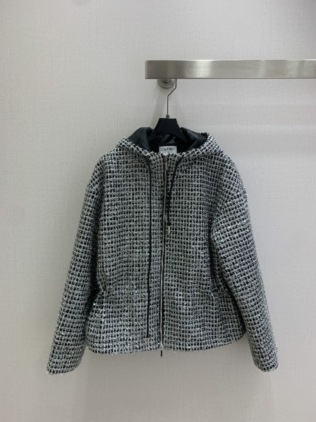 NO:577442,Highly recommended CHA* 2025 new autumn and winter hooded woolen brushed jacket, small French style, fell in love at first sight, the version design can well modify the neck line, the upper body temperament is immediately improved, custom zipper buckle, the version is very beautiful on the upper body, the color is super white, one color SML code, high quality ABC,,jackets & coats,hats,alexander wang19860909强烈推荐 CHA*2025秋冬新款 连帽粗纺拉毛外套 小香风法式 一眼就爱上了,版型设计能很好的修饰颈部线条,上身气质立马提升,定制拉链扣,版型上身巨好看,颜色超显白 一个色 SML码 高品质ABC,,jackets & coats,hats,alexander wang,Women's clothing