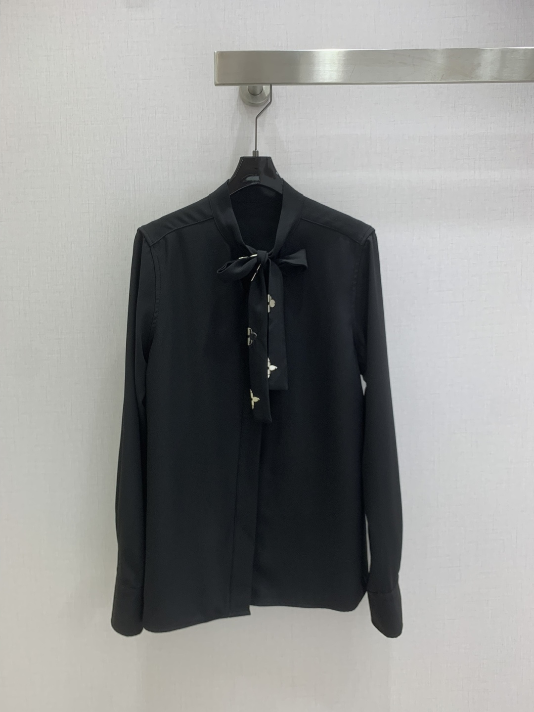 NO:577452,Highly recommended LV*2025 new autumn and winter gold button lace-up shirt, retro and fashionable, low-key temperament and luxurious high-end!  The style is versatile and not picky, customized technical fabrics, the quality of workmanship depends on the details. Bai Fumei must buy one color, SMLXL code, high quality ABC, Louis Vuitton, shirts, alexander wang19860909强烈推荐 LV*2025秋冬新款 金扣系带衬衫 复古时髦 低调气质又奢华高级！版型百搭不挑人,定制科技面料 做工品质看细节.白富美必入 一个色 SMLXL码 高品质ABC,,louis vuitton,shirts,alexander wang,Women's clothing