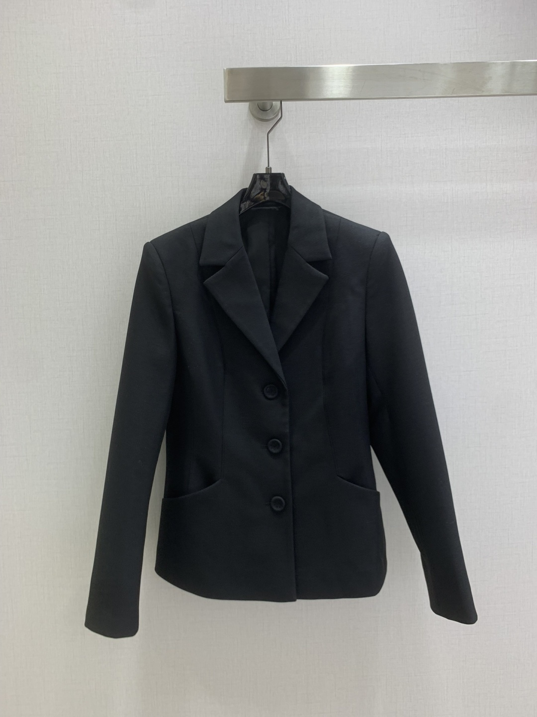 NO:577457,Highly recommended DIO* 2025 autumn and winter new model, lapel slim blazer, simple suit long skirt, separate batches. Customized YB imported rayon material, high-grade glossy texture, draped and stylish, straight shoulder slim suit tailoring, jacket gun lapels with chest and waist three-dimensional tailoring, highlighting the brand design, highlighting the beauty of female curves, slim and simple, high-end and western style, paired with a mid-length umbrella skirt, micro-A expanded pleats are full of volume, can be worn for daily commuting. Two colors  SMLXL code high quality jackets, dior, skirts, jackets & coats, business suit, alexander wang19860909强烈推荐 DIO*2025秋冬新款 翻领修身西装外套简约西装长半裙 分开批 定制YB进口人棉材质,质感光泽高级,垂顺有型,正肩修身西装剪裁,外套枪驳领搭配胸前腰部立体裁剪,彰显品牌设计感,凸显女性曲线美感,显瘦简约大气,高级洋气,搭配中长款伞裙,微A外扩褶皱放量十足,日常通勤穿搭都可 两个色 SMLXL码 高品质外套,,dior,skirts,jackets & coats,business suit,alexander wang,Women's clothing