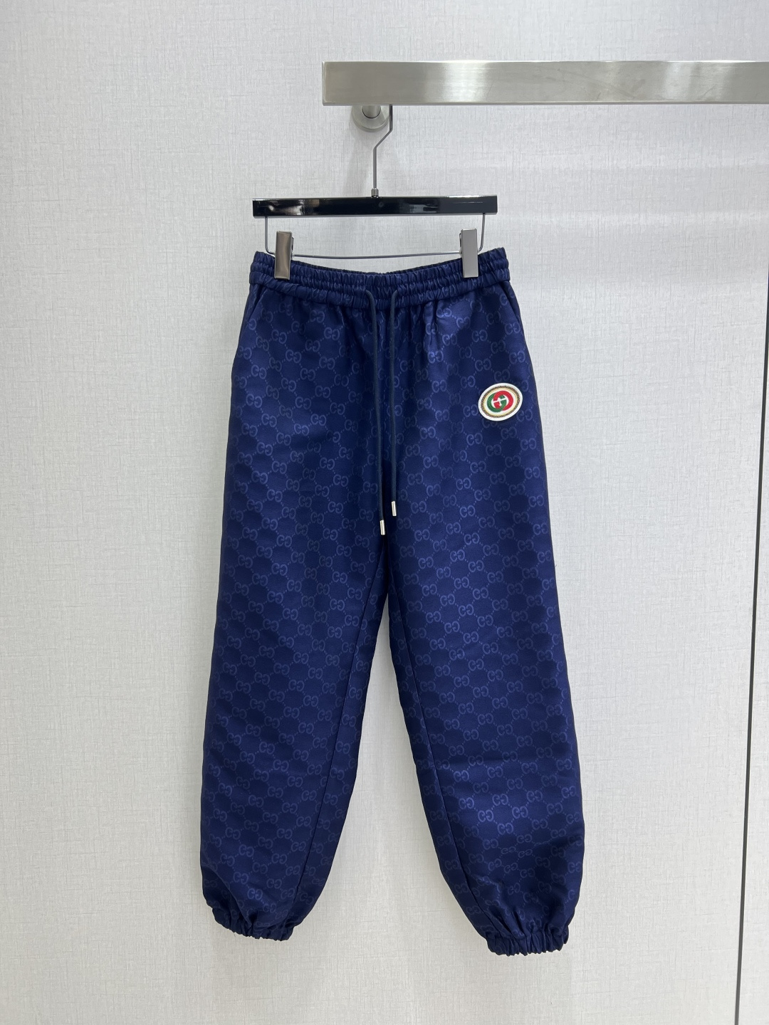 NO:577638,Highly recommended GUC*2025 new autumn and winter style. Classic old bouquet-leg trousers with classic logo perfectly embellished. Double G positioning like ribs. Super optimistic about two colors. SML code. High quality ABC,,gucci,alexander wang19860909强烈推荐 GUC*2025秋冬新款 经典老花束脚长裤经典Logo完美点缀 双G定位像筋超级看好两个色 SML码 高品质ABC,,gucci,alexander wang,Women's clothing
