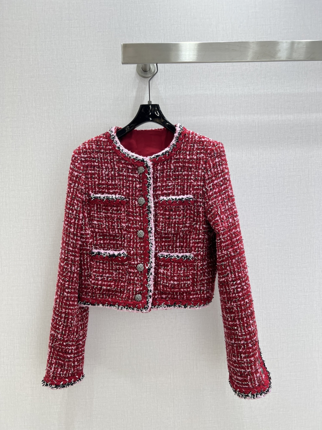 NO:577960,Highly recommended CHA*2025 new autumn and winter round neck woven pocket jacket  Customized YB imported woolen wool material, high-end texture, full appearance, round neck dress jacket style, shoulder pad design fits the human body, more slim and straight figure, large body neckline extends to the front hem, with pink and black braided edges to highlight the details, echoing the cuff pockets.  The red background of the whole body is combined with the delicate colorful yarns to regularly interweave textures all over the body, showing the style of a celebrity. The same series of straight mid-length skirts, with echoed woolen details on the edges, and the placket buttons perfectly interpret the sense of elegance and gold. The complete set is noble and textured, intellectual and gentle, Christmas  An excellent choice for New Year's Day and year-end parties, instant sale, the focus. One color SML code, high quality ABC, skirts, jackets & coats, alexander wang19860909强烈推荐 CHA*2025秋冬新款 圆领编织口袋外套 定制YB进口粗纺羊毛呢材质,质感高级,品相十足,圆领洋装外套版型,垫肩设计贴合人体,更显身姿纤细挺拔,大身领口延伸至前襟下摆,以粉黑编织捆边点亮细节,与袖口口袋呼应,通体红色底色配合细腻的彩色纱线规则交织出纹理满铺于全身,名媛格调立显,同系列直筒中长半裙,捆边毛絮细节呼应,开襟纽扣完美演绎优雅千金感,成套显贵显质感,知性温柔,圣诞 元旦 年末聚会的绝佳选择,秒杀全场,焦点所在.一个色 SML码 高品质ABC,,skirts,jackets & coats,alexander wang,Women's clothing