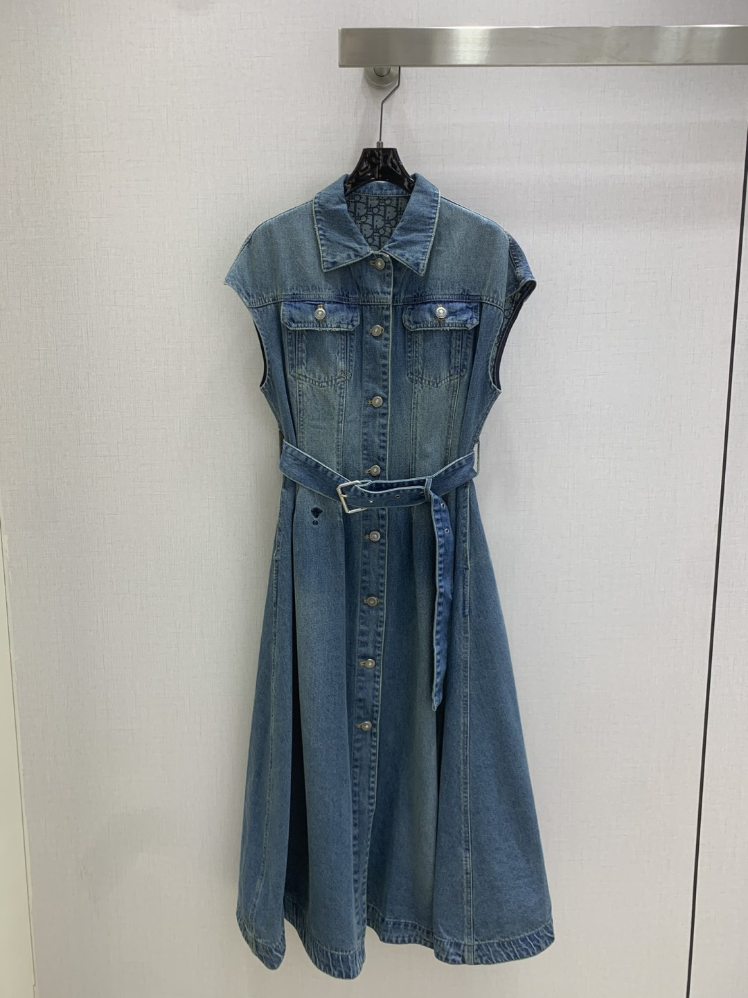 NO:578434,Highly recommended DIO* 2025 new autumn and winter sleeveless denim belt dress. High-end production ~ super fashionable new denim denim. The fermentation-washed personalized color upper body is cool and sassy. It is made of customized high-quality twill cotton washed denim fabric. The texture is fine and the cotton feels natural. It is muscular yet soft. The fermentation-washed color is a classic color that is not picky. It is super beautiful!  The details and workmanship are super good. New products are in stock for unboxing and grabbing. One color SML code. High quality ABC, dior, skirts, alexander wang19860909强烈推荐 DIO*2025秋冬新款 无袖牛仔腰带连衣裙 高版出品~超时髦新款丹宁牛仔 酵洗个性色调上身又酷又飒爽 采用定制高品质斜纹棉质水洗牛仔面料,纹理细腻,棉感自然,既有筋骨感又不失柔软,酵洗色不挑人的经典色,超级漂亮！细节做工超级好,新品现货开箱开抢 一个色 SML码 高品质ABC,,dior,skirts,alexander wang,Women's clothing