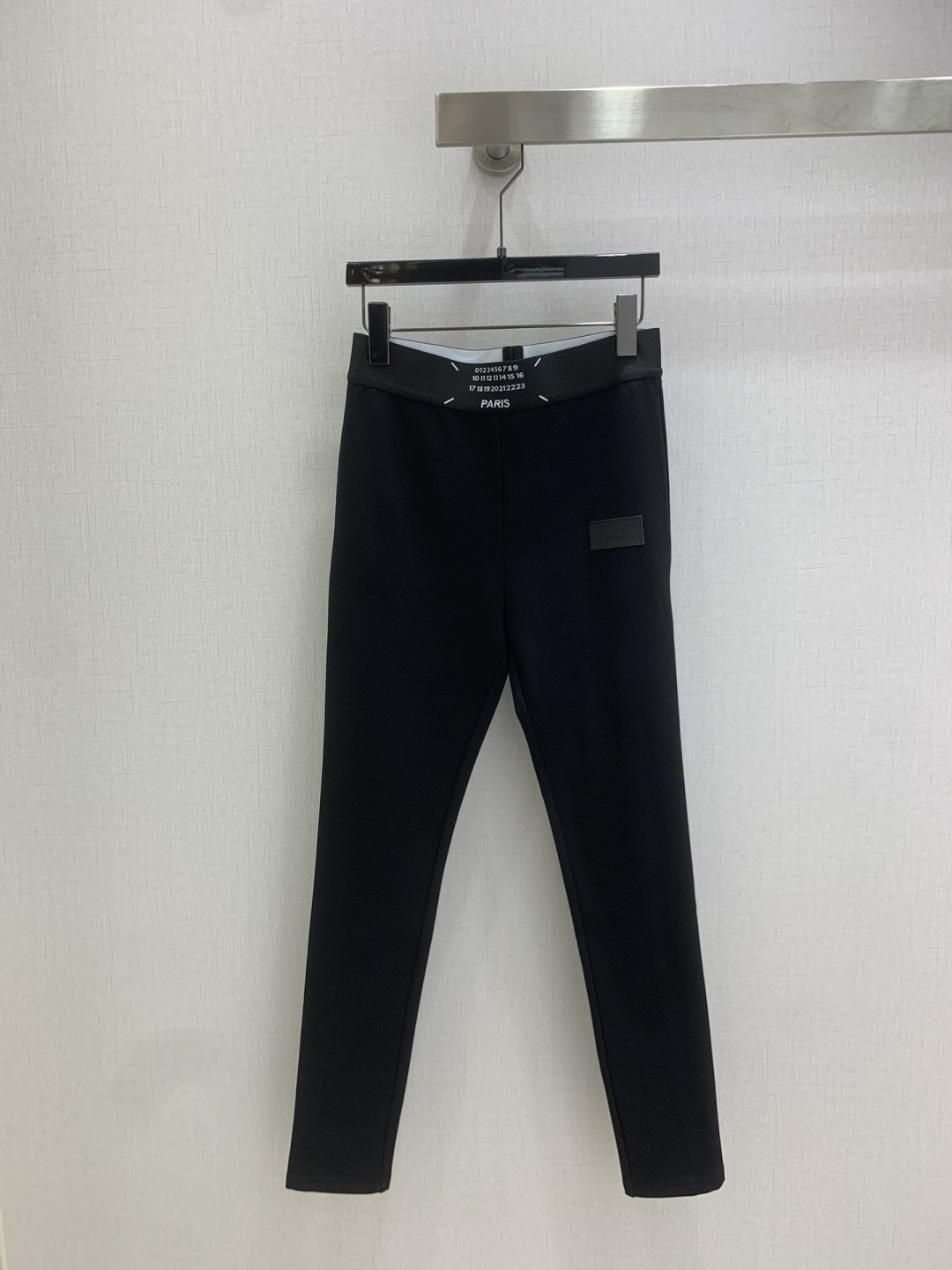 NO:578442,Highly recommended MM6*2025 new autumn and winter letter web leggings, medium and high waist elastic velvet leggings, yoga pants, sports pants, fitness pants, tight and super slim, comfortable and easy to wear, making the body slim and tall!  Super versatile, a must-have for a goddess’s wardrobe. Order now. One color, SML code. High quality ABC, masion margiela, alexander wang19860909强烈推荐 MM6*2025秋冬新款 字母织带打底长裤 中高腰弹力加绒打底裤,瑜珈裤,运动裤,健身裤,紧身超显瘦 舒适好穿上身显瘦又高挑！ 超百搭 女神衣橱必备款.砸单过来吧 一个色 SML码 高品质ABC,,masion margiela,alexander wang,Women's clothing