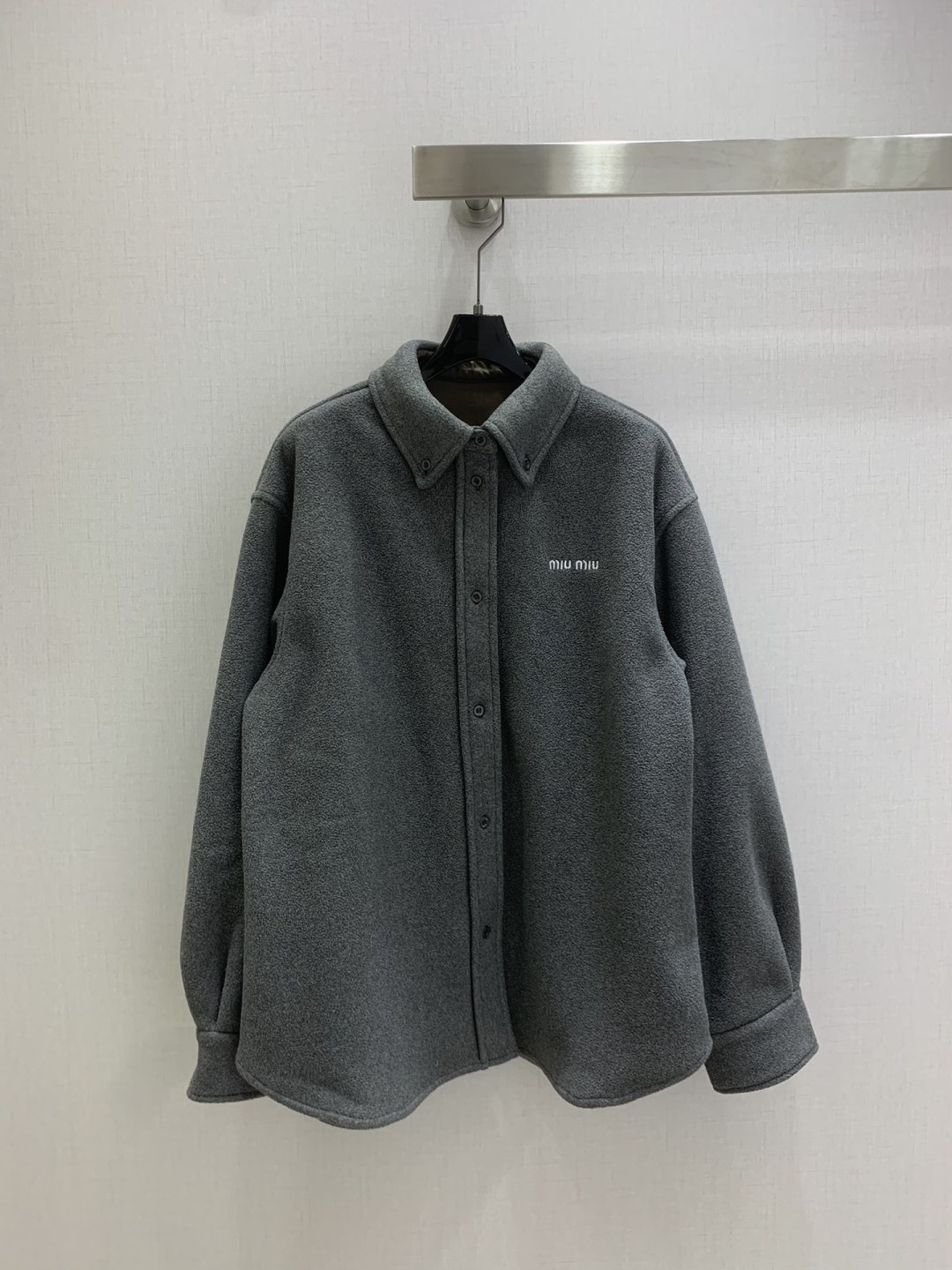 NO:578715,Highly recommend MIU*'s new autumn and winter lapel buttoned long-sleeved jacket. Classic design. The upper body is exquisite and smart, so you can match it with ease!  The customized imported fabrics are crisp and stylish, with a full sense of high-end. Full of texture and fashionable, it is recommended to buy!  The quality of workmanship depends on the details. One color SML code. High quality ABC,,miumiu,jackets & coats,alexander wang19860909强烈推荐 MIU*秋冬新款 翻领纽扣长袖外套 经典款设计 上身精致又干练得体,搭配起来随心应手！定制的进口面料挺括有型 满满的高级感.质感十足,时尚潮流 ,推荐入手！ 做工品质看细节 一个色 SML码 高品质ABC,,miumiu,jackets & coats,alexander wang,Women's clothing