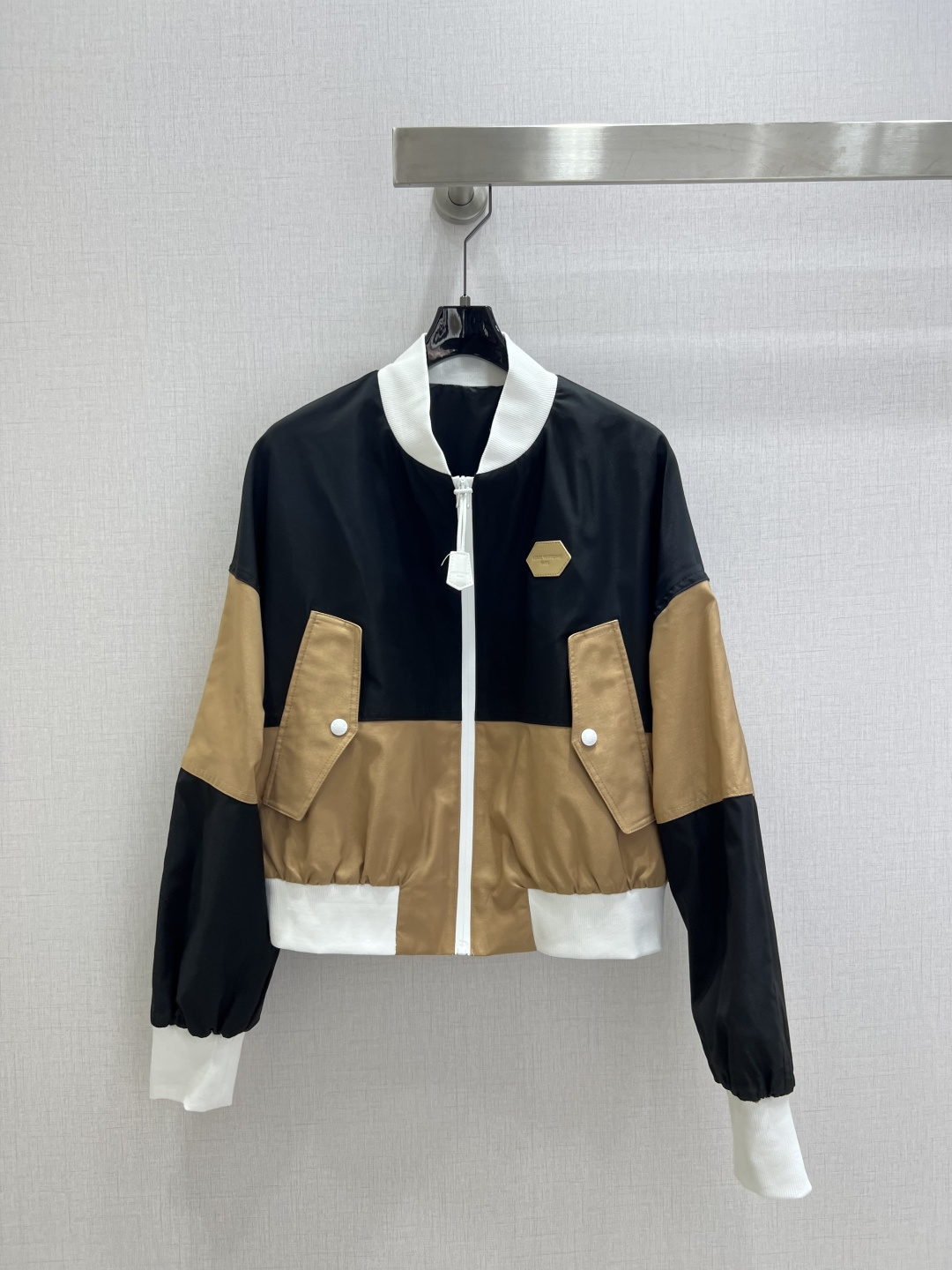 NO:578721,Highly recommend LV*'s new autumn and winter styles. Contrast color patchwork pocket jacket and contrast color double pocket straight trousers. Batch separately. Another fashionista's favorite!  The details are exquisite, and every piece you get is full of surprises. Casual suits, high-end fashion craftsmanship, perfect fit, no body type, practical and versatile across seasons. Comfort and functionality combined, highly recommended. One color, SMLXL code, high-quality outerwear, Louis Vuitton, jackets & coats, alexander wang19860909强烈推荐 LV*秋冬新款 撞色拼接口袋外套撞色双口袋直筒长裤 分开批 又一款时尚达人的心头好！细节精致 每一件到手都是惊喜满溢 休闲套装 高级时装工艺 版型绝绝子 不挑身材 跨季节实用百搭 舒适与功能相结合,强推入手.一个色 SMLXL码 高品质外,,louis vuitton,jackets & coats,alexander wang,Women's clothing