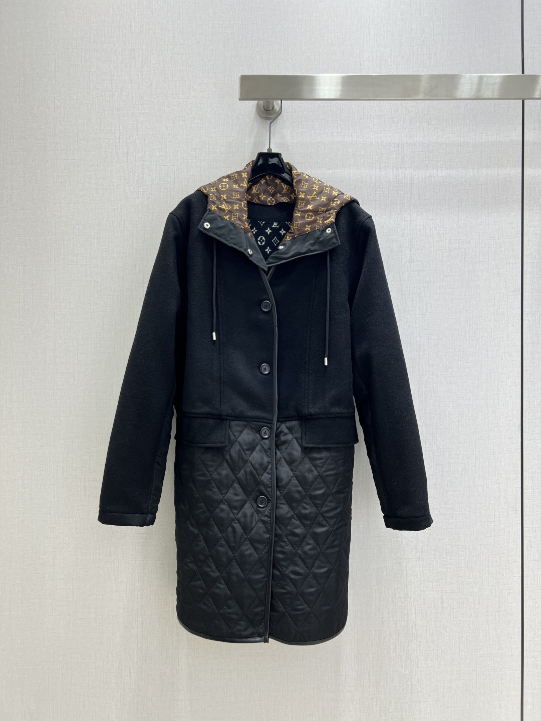 NO:578724,Highly recommended LV*2025 new autumn and winter presbyopic hooded long jacket, classic and stylish, has its own aura, the fabric texture is very nice, fashionable and high-end, the color is super positive, the upper body is white and slim, it has a cool and handsome series, the upper body has a full aura when walking, the length is just right, easy to control, one color SML code, high quality ABC, louis vuitton, jackets & coats, hats, alexander wang19860909强烈推荐 LV*2025秋冬新款 老花连帽长款外套 经典又有型 自带气场 面料质感很奈斯 时髦又高级 颜色超级正 上身显白又显瘦 自带酷帅感的系列 走路都带风上身气场全开 长度恰到好处 轻松驾驭 一个色 SML码 高品质ABC,,louis vuitton,jackets & coats,hats,alexander wang,Women's clothing