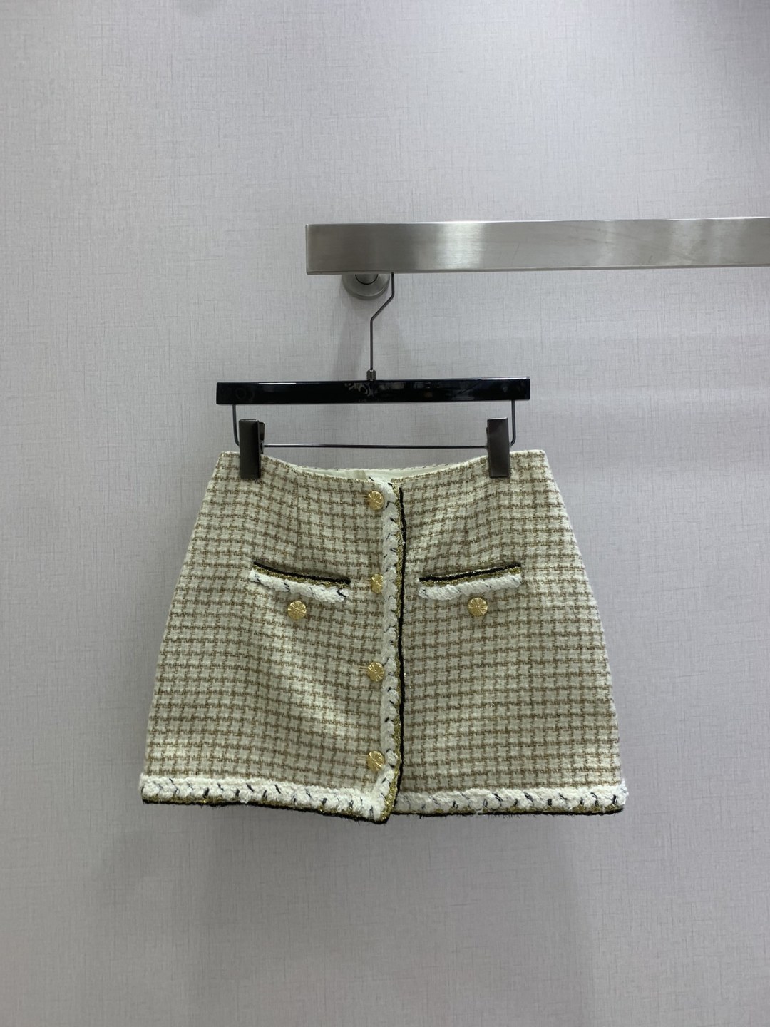 NO:578727,Highly recommended CHA*2025 new autumn and winter woven plaid double pocket skirt  Customized YB imported woolen woolen material, with obvious texture and high quality. The tweedy woolen fabric creates a model of ladylike style. The right-shoulder vest style high-waisted straight skirt suit has an obvious whole-body woven texture. The white background is matched with yellow gold interweaving color details, which is fresh and refined. The neckline extends to the front hem, and at the same time matches the mouth.  The edges of the bag echo, and are embellished with black intertwined three-dimensional binding, which is luxurious without losing temperament. The double C button on the placket is the ultimate detail and texture, showing elegant taste in every gesture. Matched with the same series of skirts, the design continues to echo. The short style improves the proportion of the legs. It is the first choice for fashionable and sophisticated wear in all seasons. It has elegant temperament and sweetness to reduce age. One color  SML code high quality ABC,,skirts,alexander wang19860909强烈推荐 CHA*2025秋冬新款 编织格纹双口袋半裙 定制YB进口粗纺羊毛呢材质,肌理明显,质感上乘,粗花毛呢面料打造名媛风典范,正肩马甲版型高腰直筒半裙套装,通体编织肌理感明显,白底搭配黄色金丝交织配色细节,尽显清新脱俗,领口延伸至前襟下摆,同时与口袋边缘呼应,点缀黑色交织立体捆边,奢华又不失气质,襟扣双C更是将细节质感做到极致,举手投足都彰显优雅品味,搭配同系列半裙,设计延续呼应,短款改善腿部比例,四季时髦精穿搭首选,气质优雅,甜美减龄.一个色 SML码 高品质ABC,,skirts,alexander wang,Women's clothing