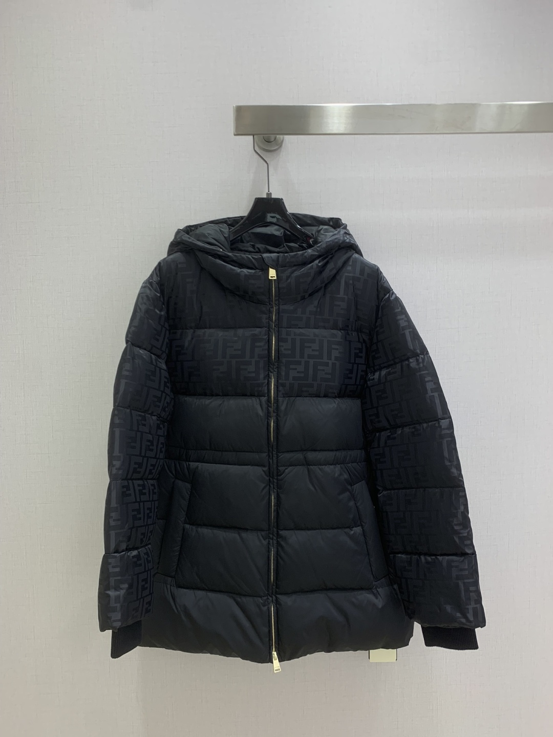 NO:579163,Comes with dust bag. Highly recommended. FEN* 2025 new autumn and winter style. Hooded splicing embossed down jacket. The overall warm effect is full, the style is amazing, casual and fashionable, and the classic logo is perfectly embellished. One color SML code. High quality ABC,, fendi, jackets & coats, down jacket, hats, alexander wang19860909配防尘袋强烈推荐 FEN*2025秋冬新款 连帽拼接压花羽绒外套 整体保暖效果拉满,版型绝绝了,休闲时尚,经典logo完美点缀 一个色 SML码 高品质ABC,,fendi,jackets & coats,down jacket,hats,alexander wang,Women's clothing